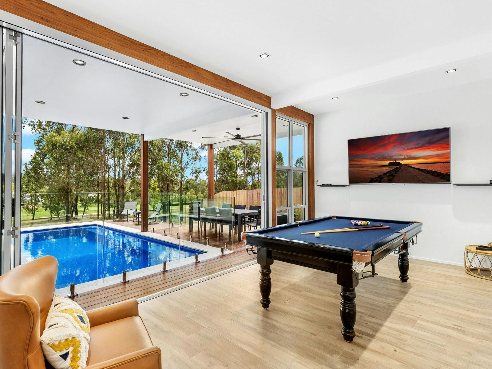 Jacoru On 3 entertainment area with pool and pool table