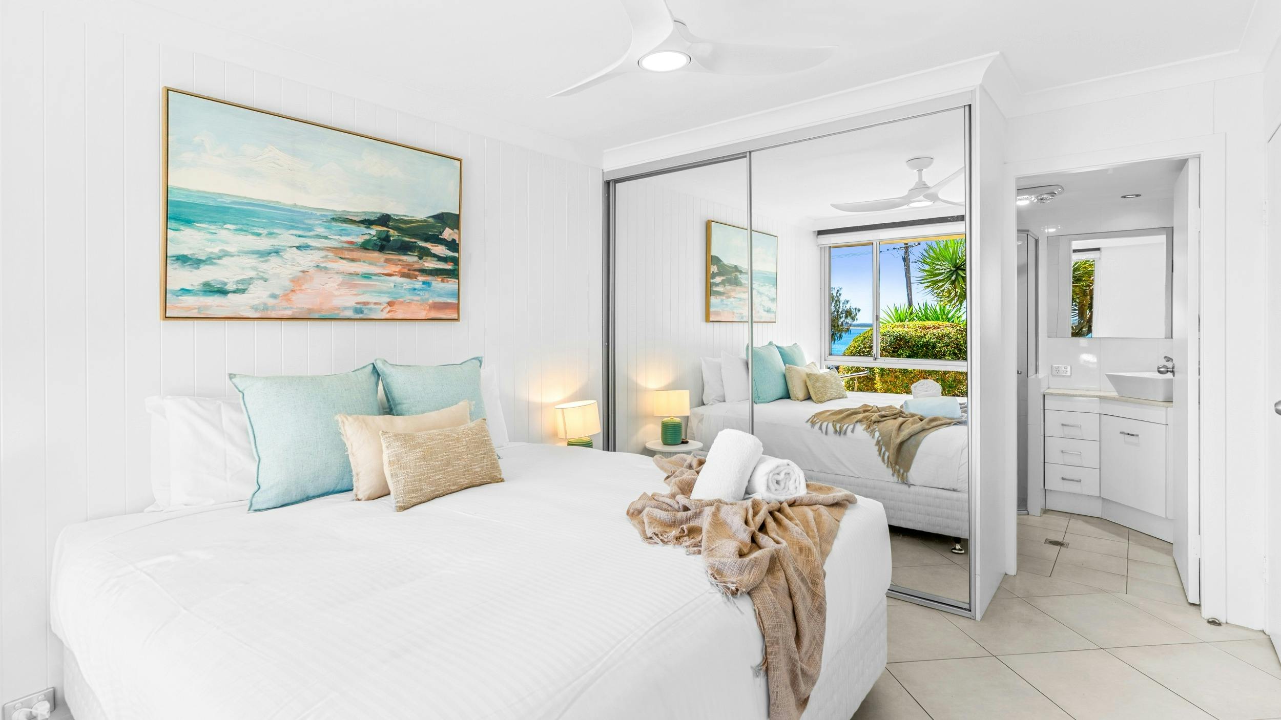 Master bedroom with TV, air-conditioning and ocean views
