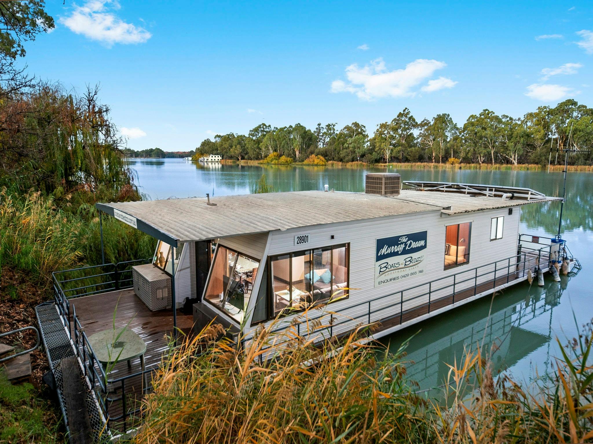 Boats and Bedzzz - "The Murray Dream" moored houseboat accommodation