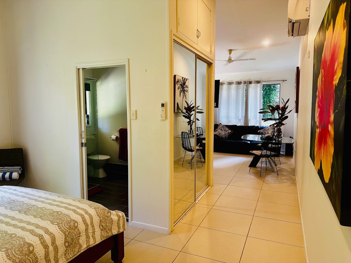 Hideaway has a queensize bed with bathroom, you will fall asleep to the sounds of nature