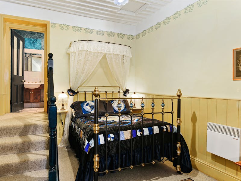 Suite with double bed and en-suite (Laurel) image