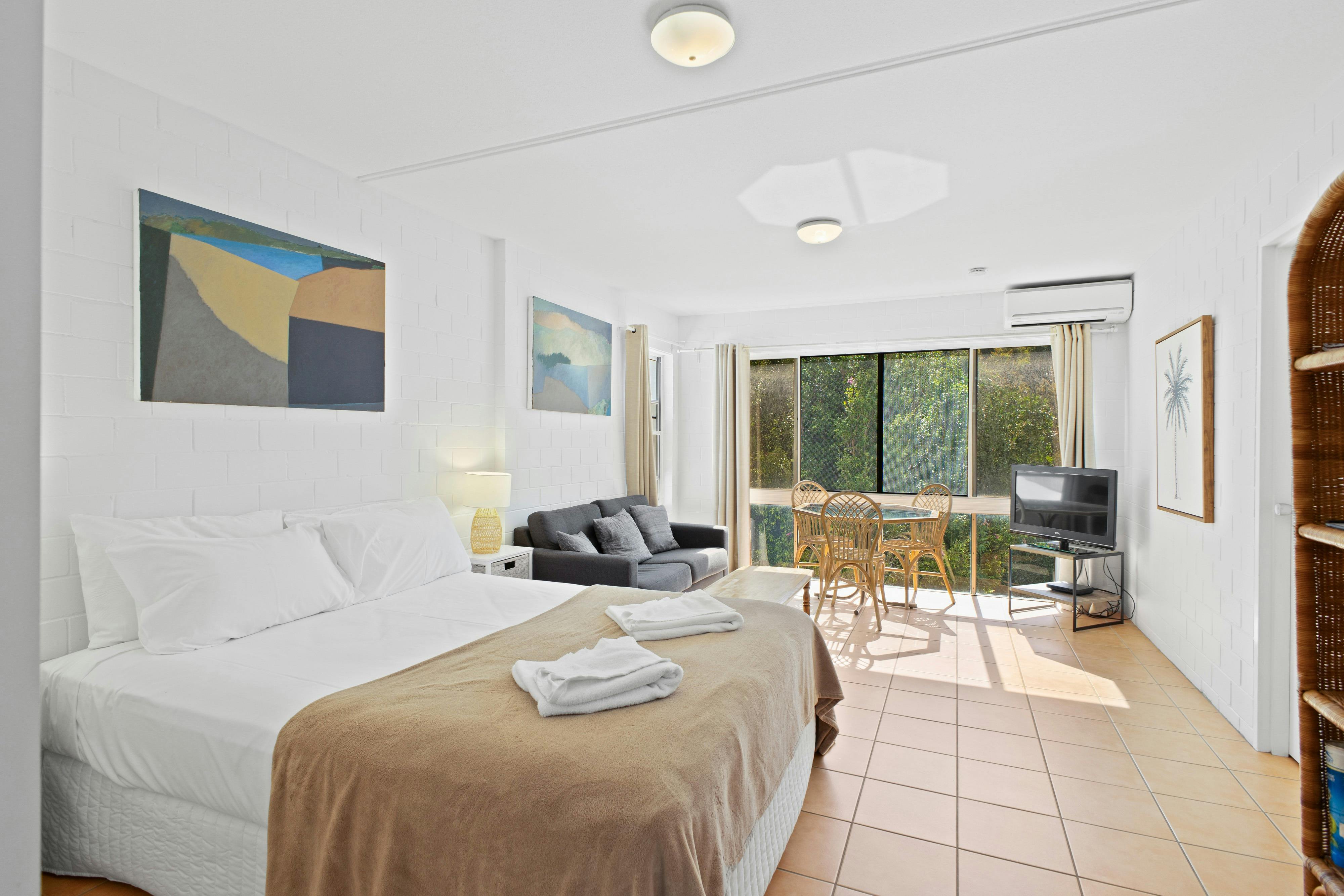 Studio room with queen bed and no balcony