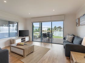 Captains Cove waterfront accommodation Paynesville