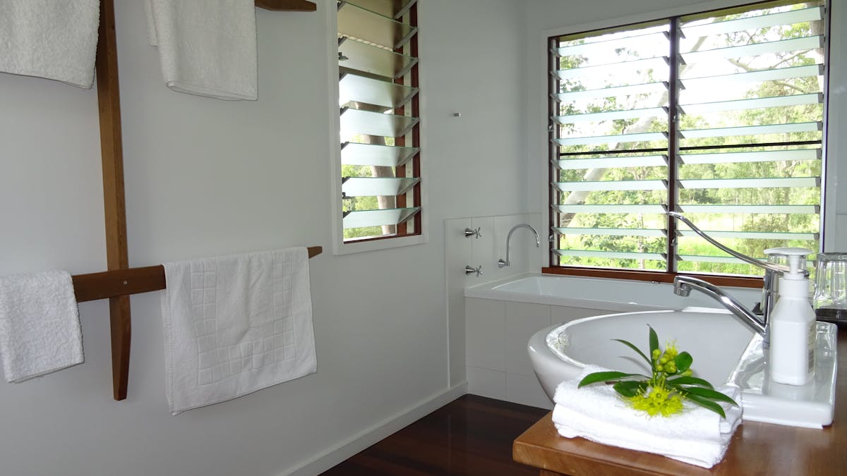 En-suite bathroom with spa bath