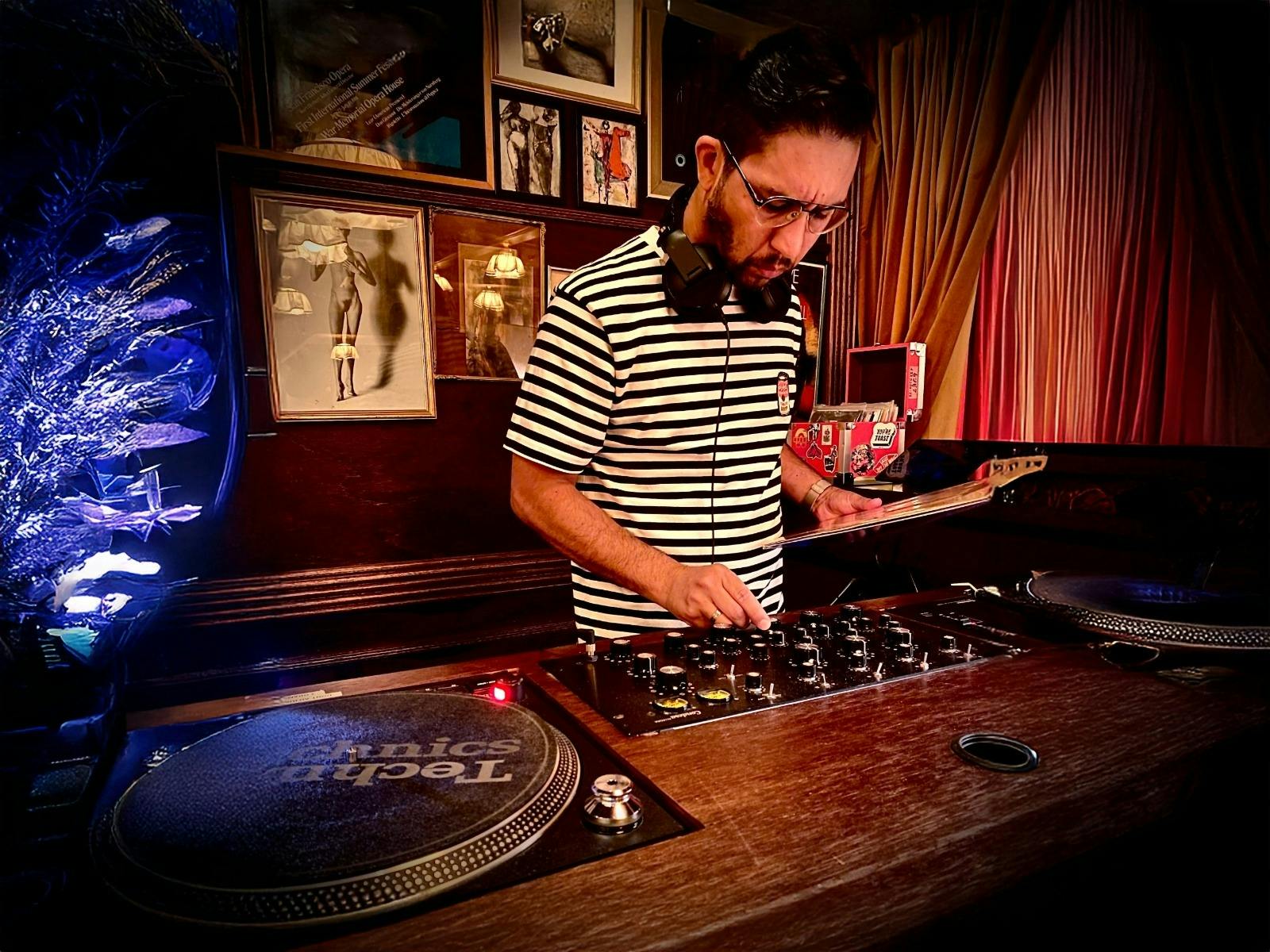 Mr Cuchuco on decks with the best vinilos