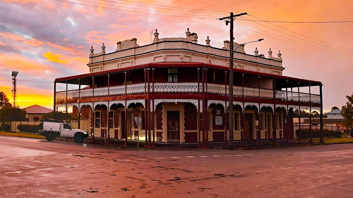 National (O'Mahony's) Hotel