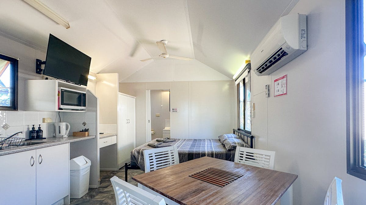 spacious cabins, caravan park, stay in style, unwind, private ensuite, balcony, renovated cabin