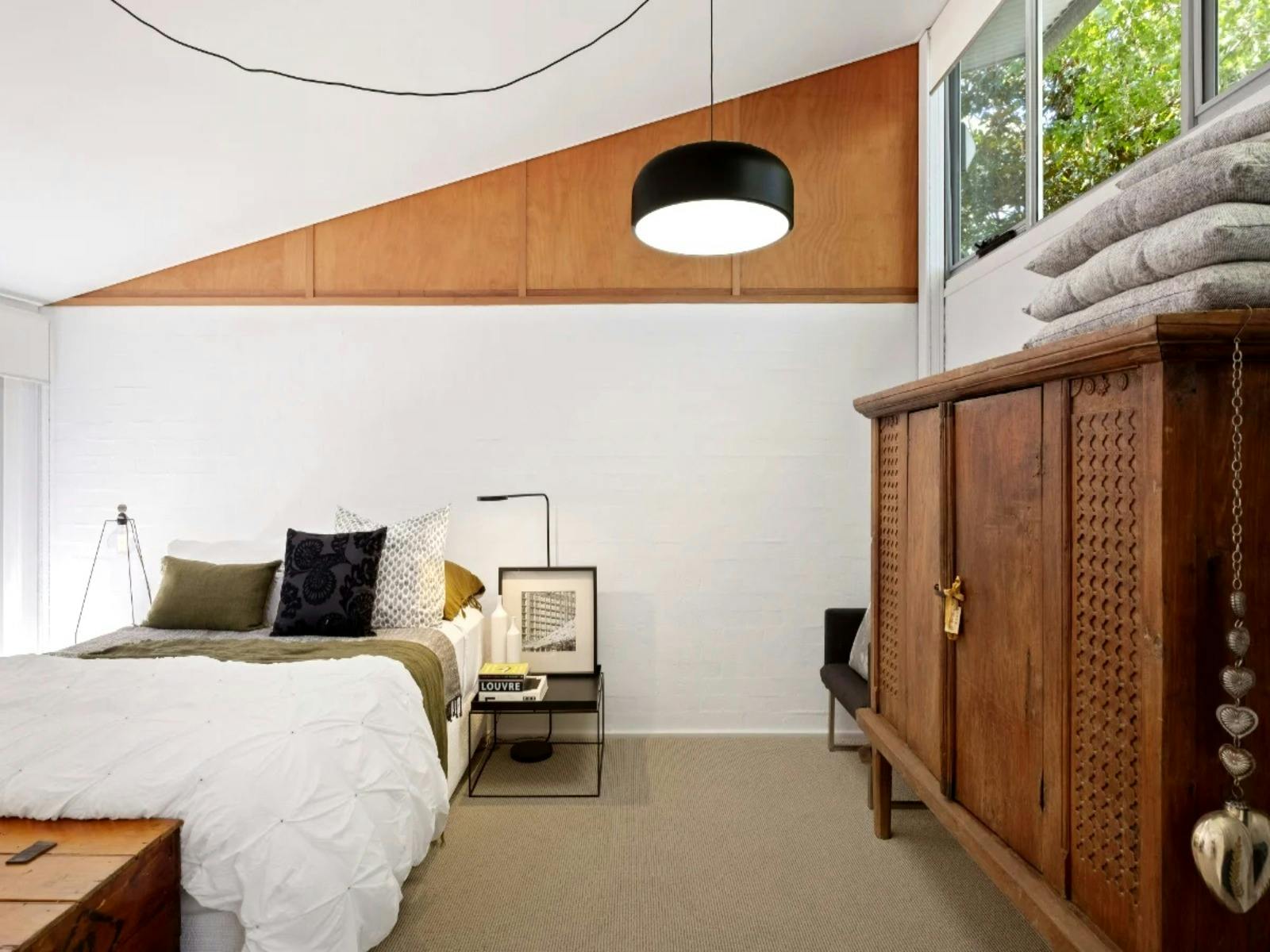 고급스러운 편안함을 위한 욕실이 딸린 킹 사이즈 침대