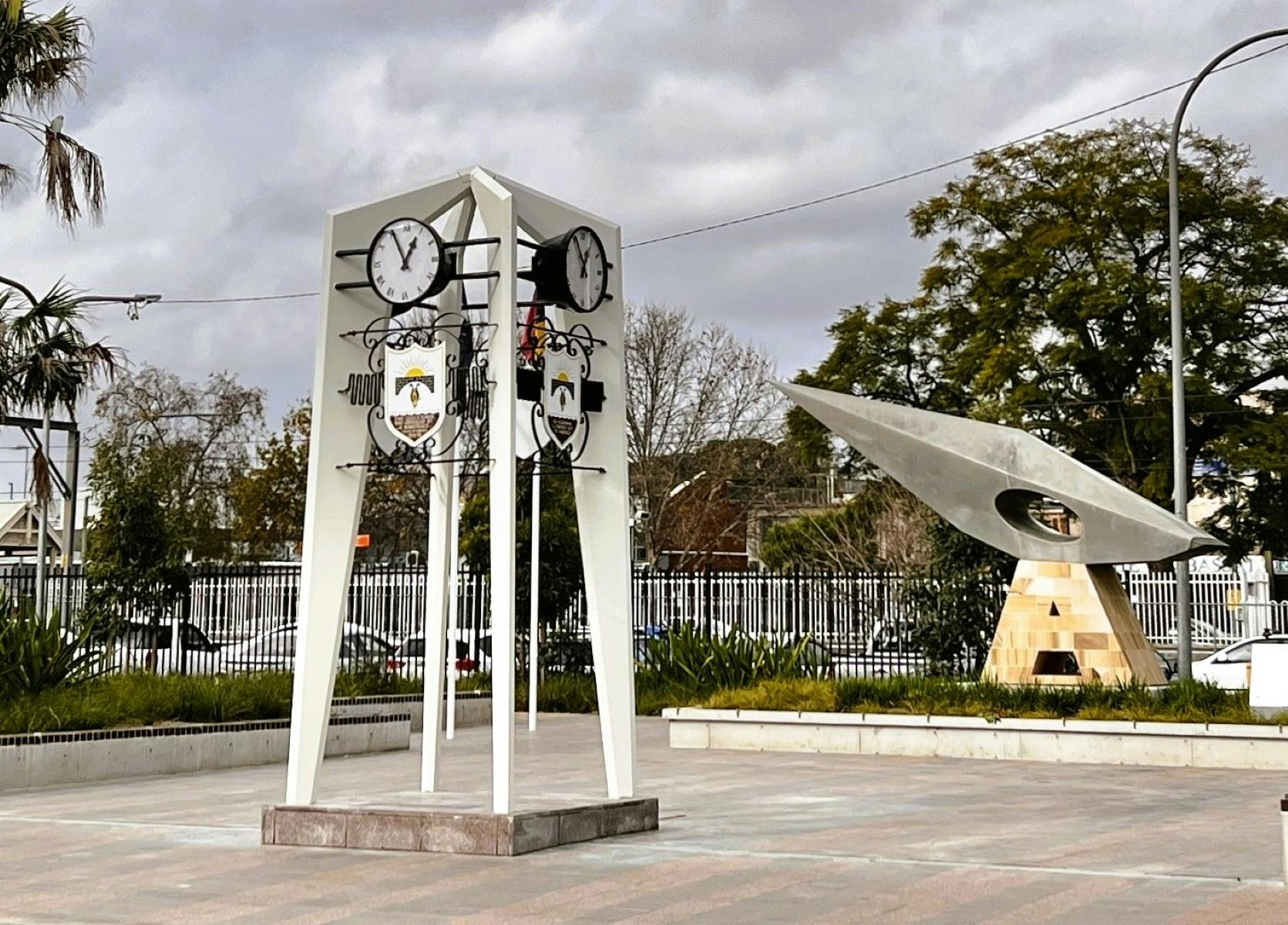 LJ Friend Clocktower und Internationales Denkmal