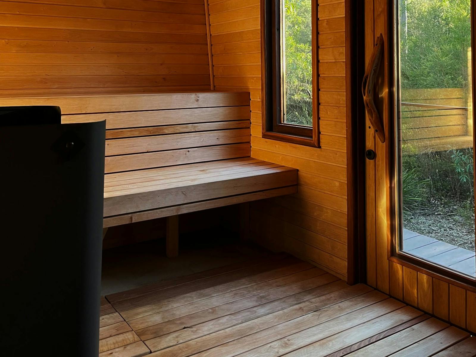 由 Ash Shephard 在蓝山 Megalong 手工制作的移动桑拿房。