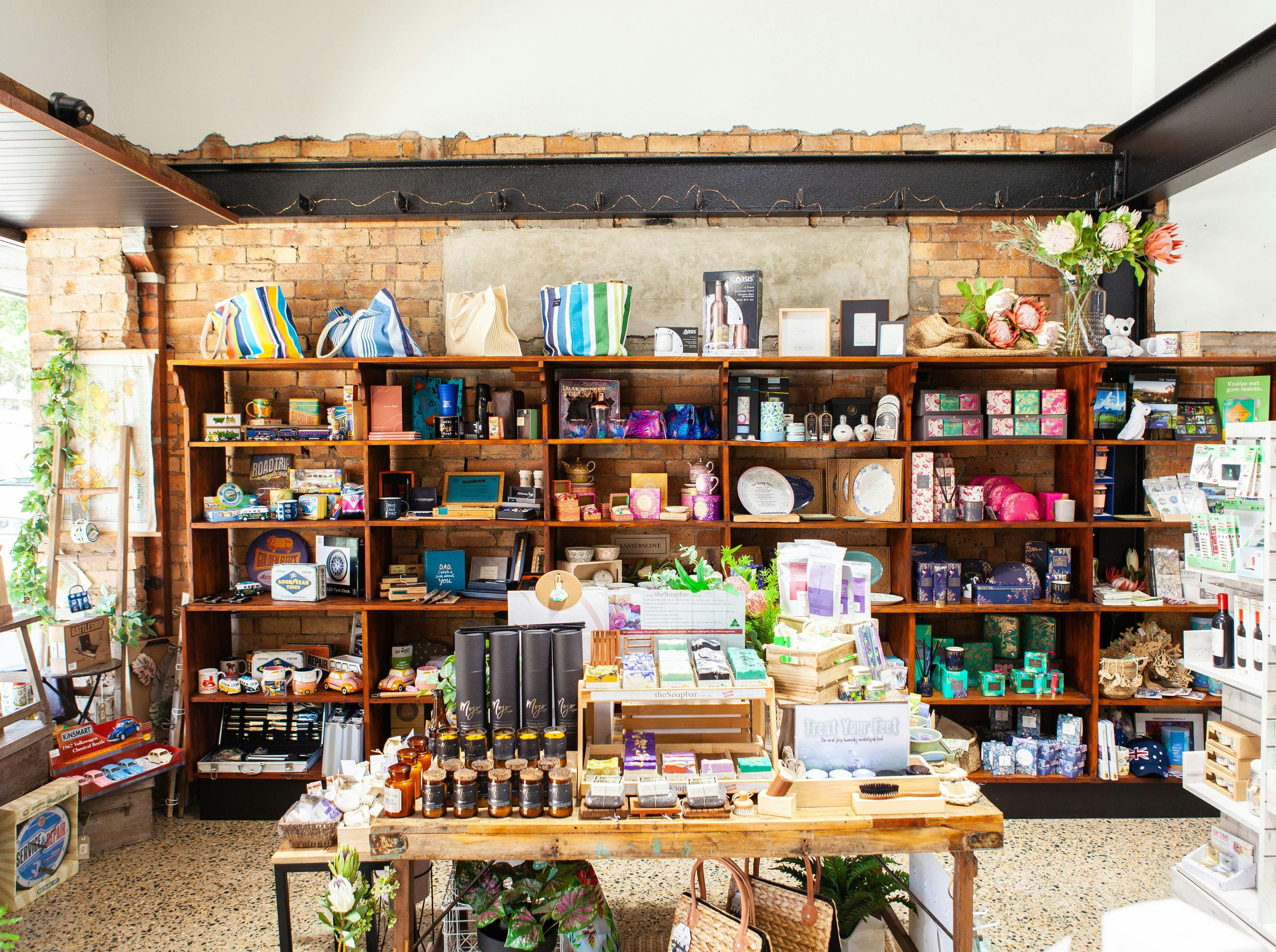 1930년대에 온 가족을 위한 맞춤 선물 용품이 전시된 디스플레이