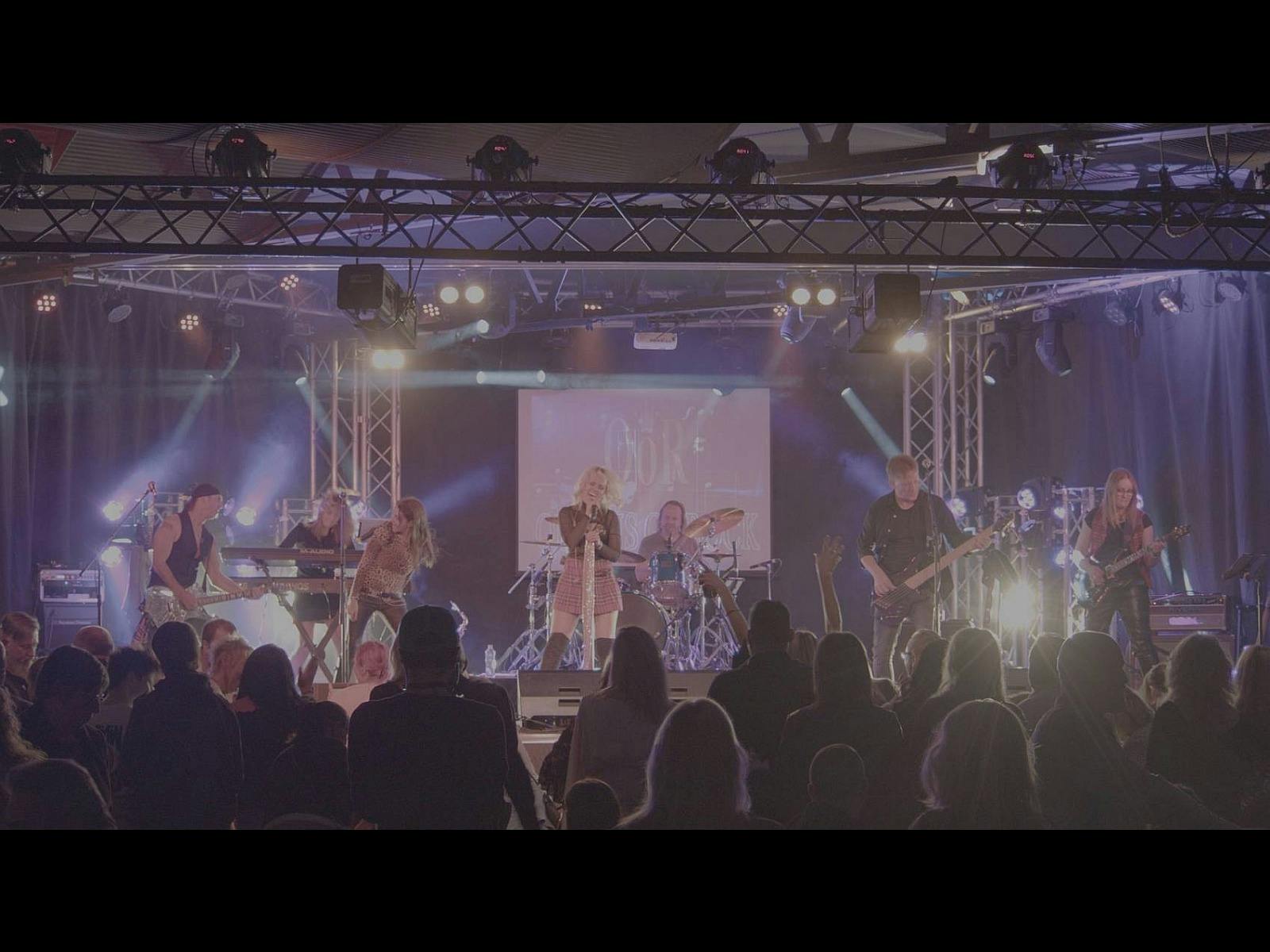 QUEENS OF ROCK performance photo 1