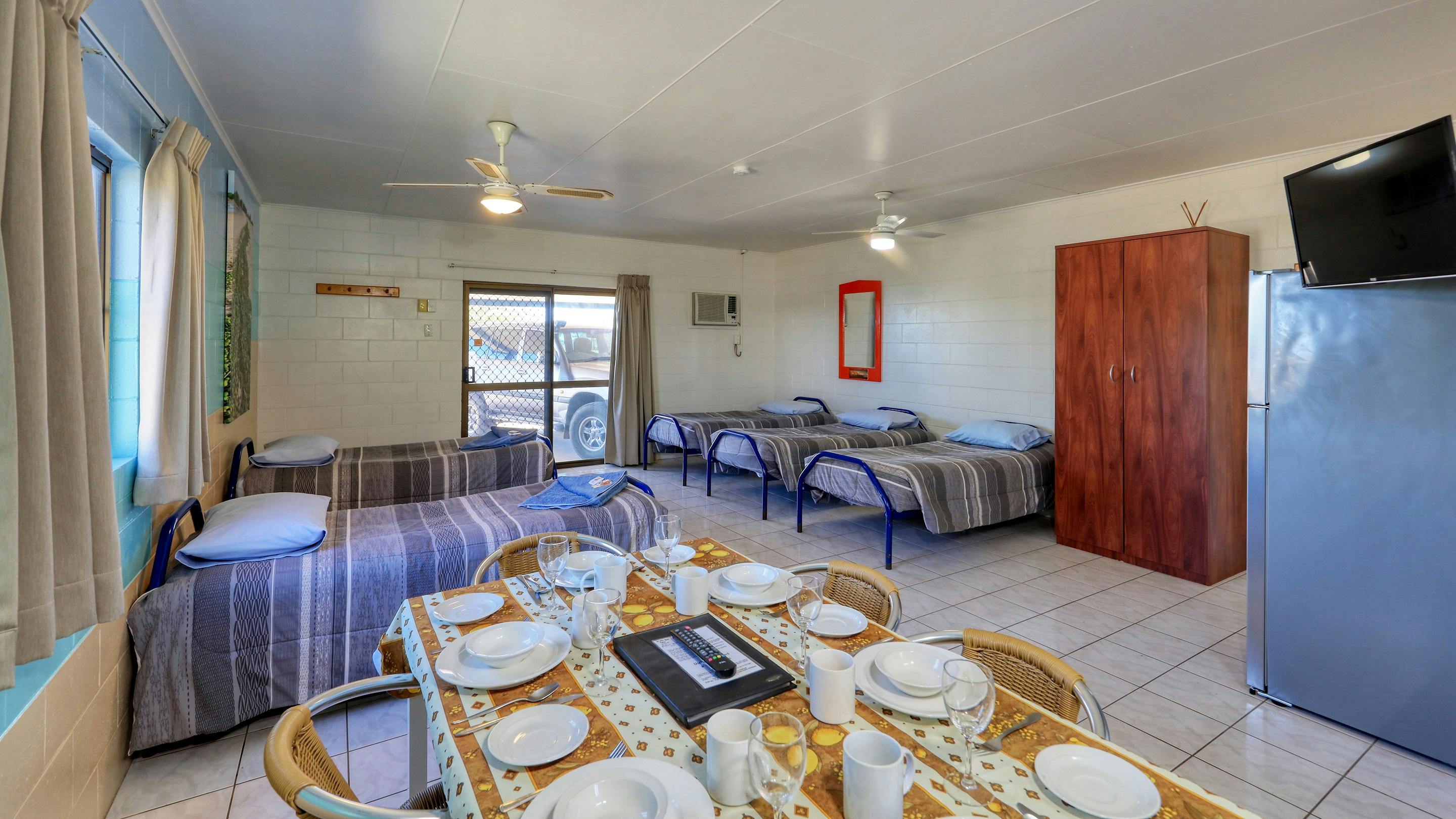 Ashs Units - covered parking- room service during cafe hours