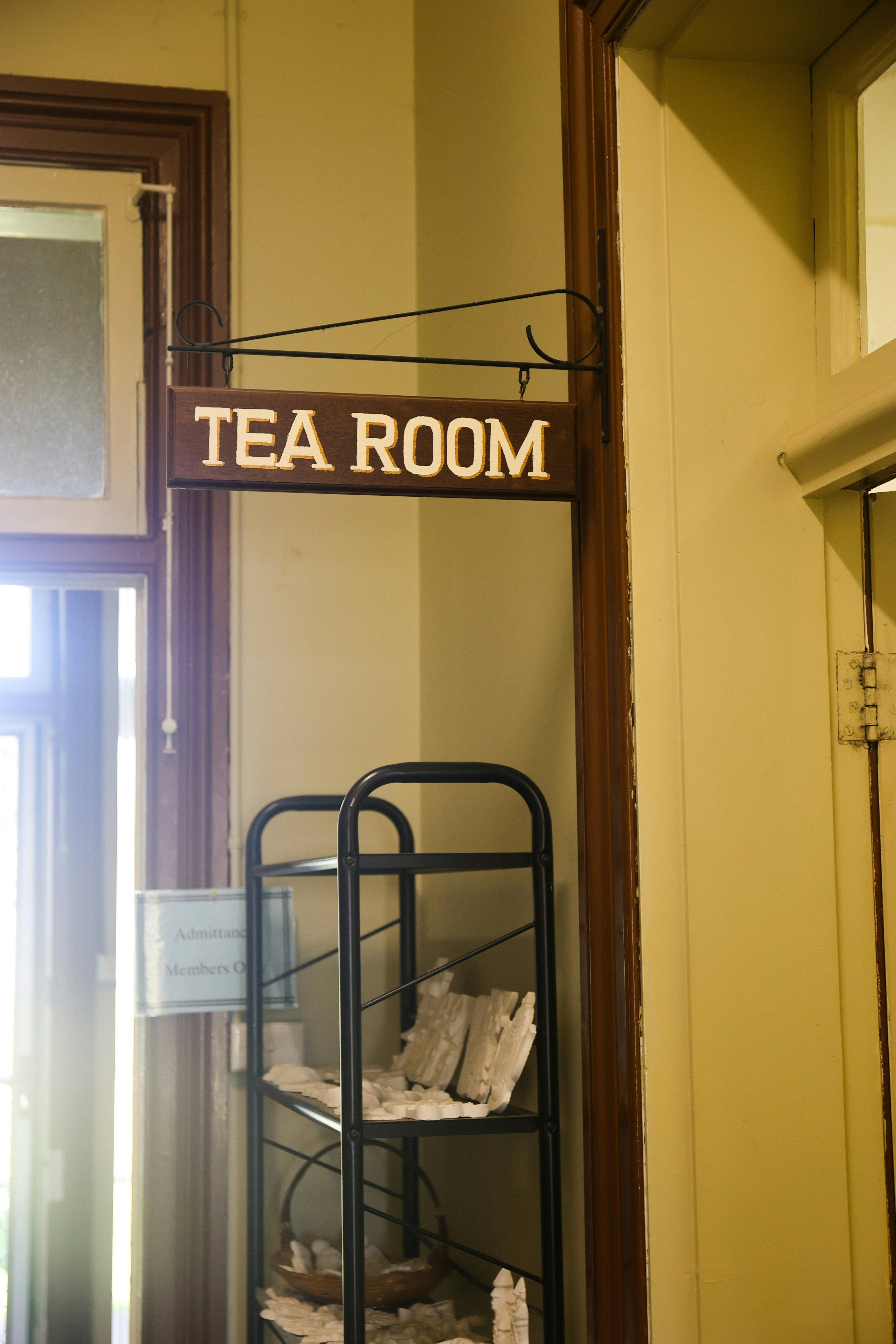 건물에 "TEA ROOMS"라고 적힌 간판이 돌출되어 있습니다.