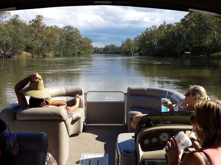 Houseboat along the Corowa straight