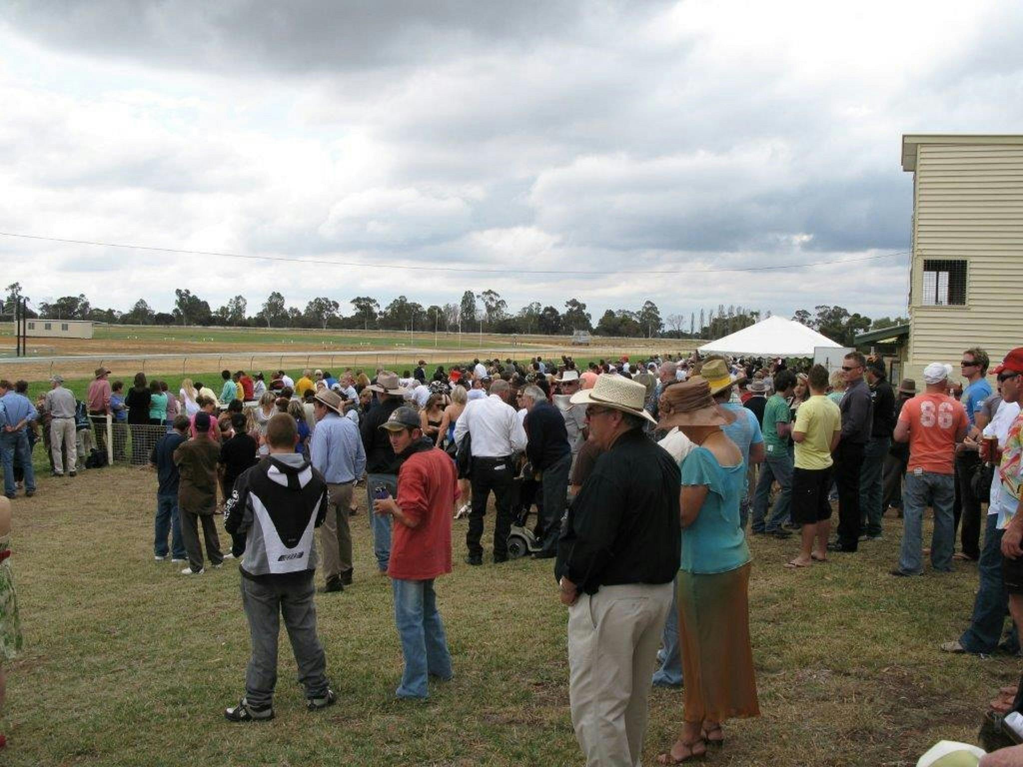Large Crowd came out to watch the finish of the Balranald Cup