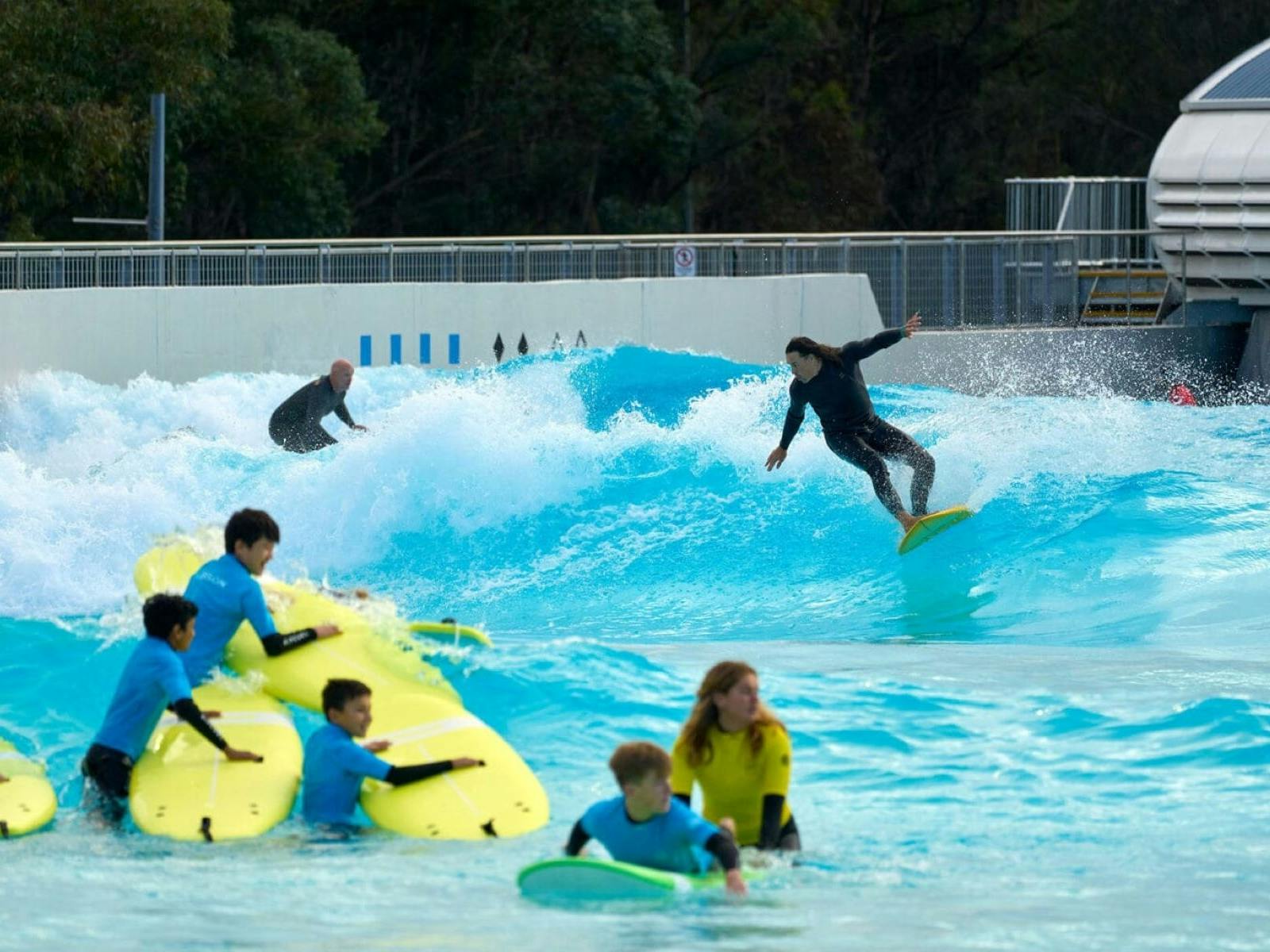 サーファーと初心者がラインナップを共有