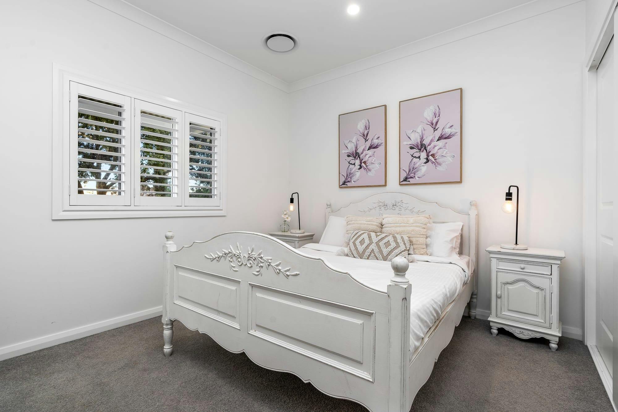 快適なベッドを備えた広々としたベッドルーム