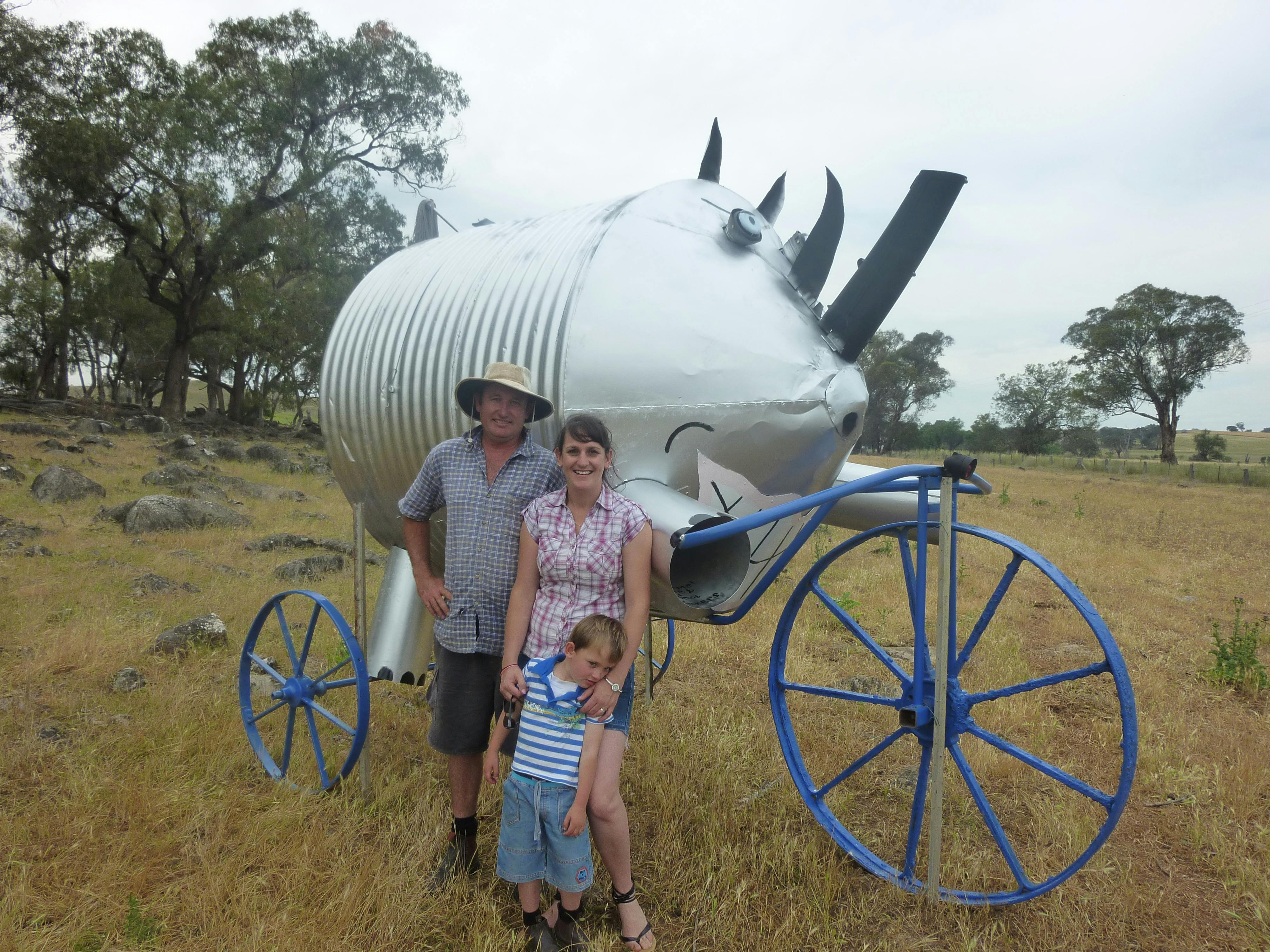 ヴィッカース家が作った自転車に乗るライノ