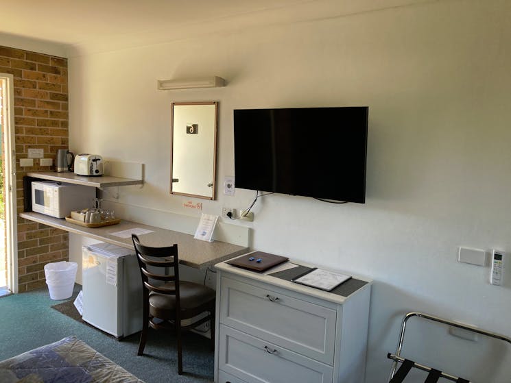 Image of our Standard Queen room desk & kitchen amenities
