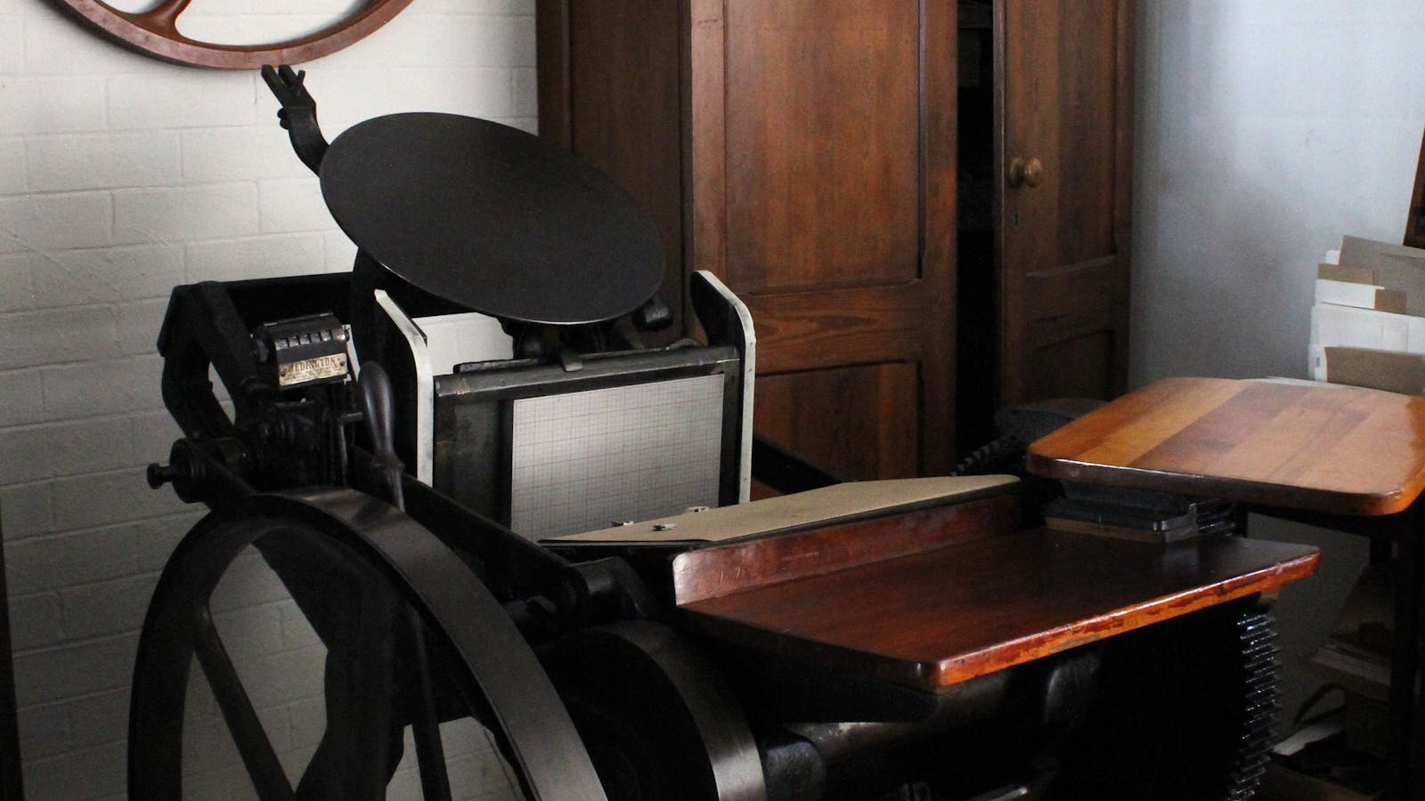 Platen press for letterpress printing