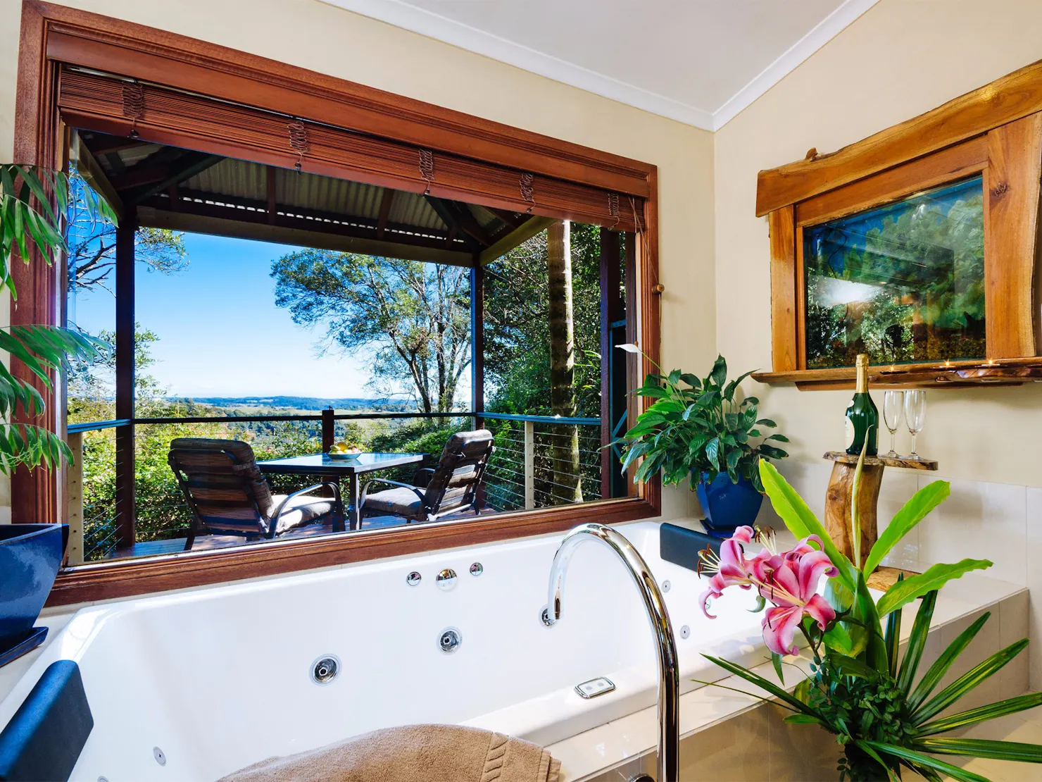 Lakeview Cottage Spa Bath