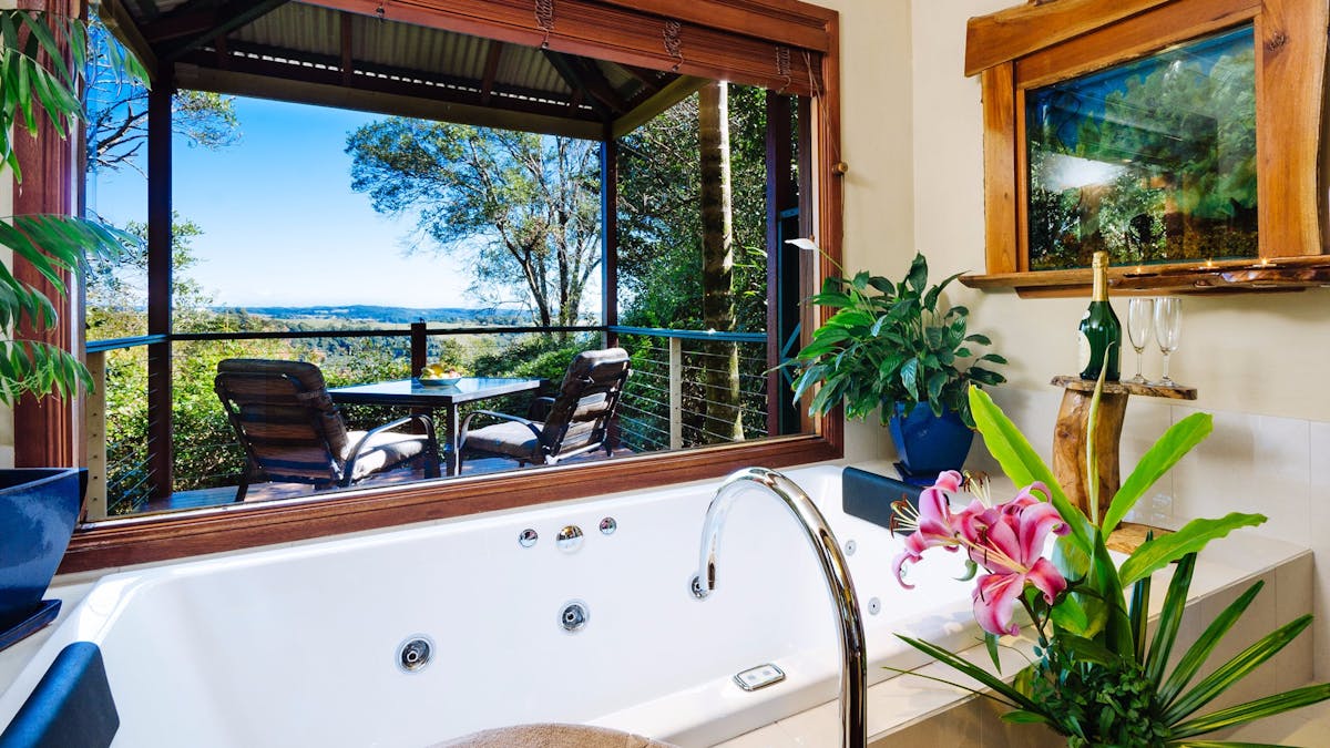 Lakeview Cottage Spa Bath