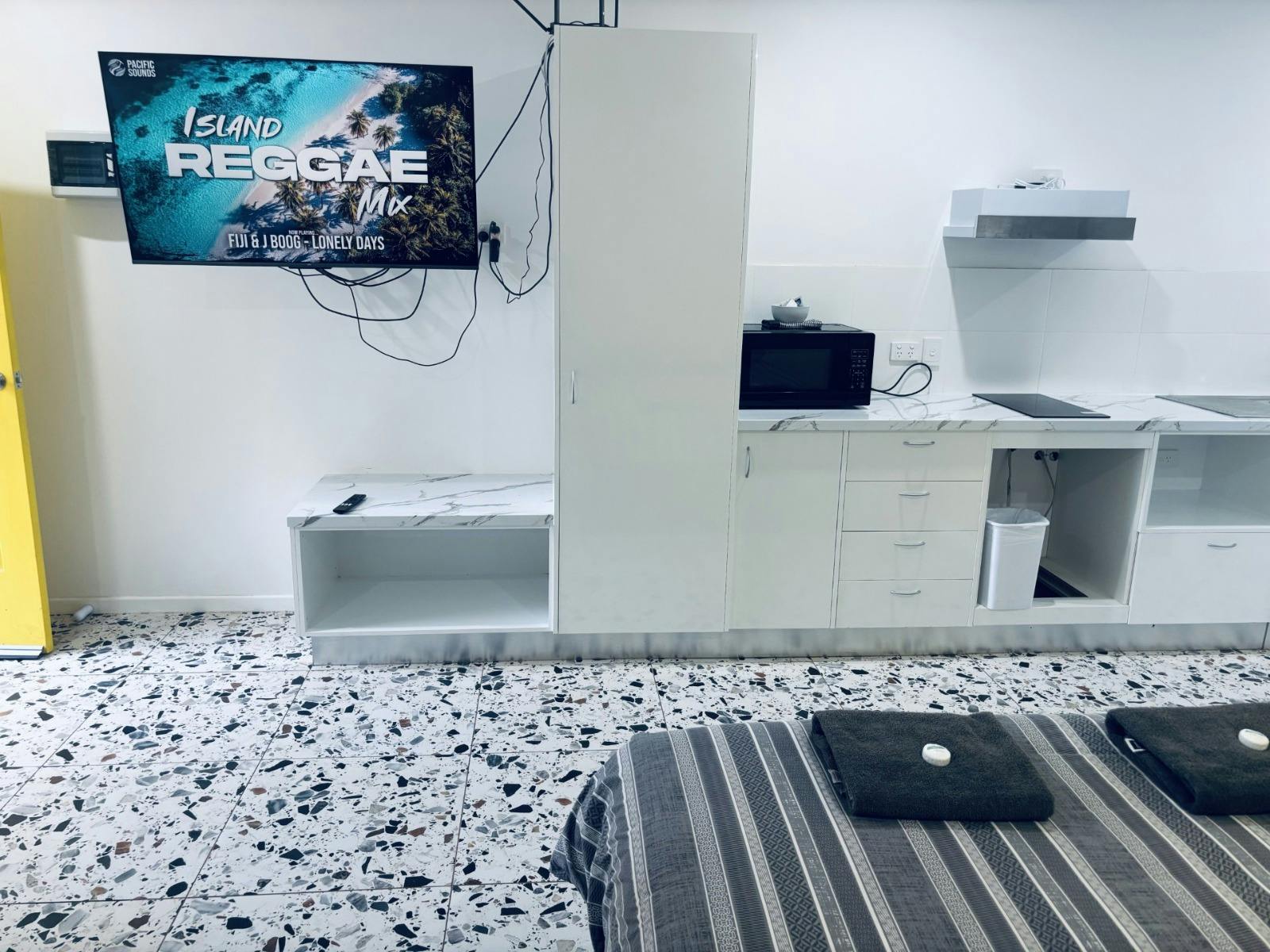 Normanton Accommodation Deluxe Room TV and Kitchen Facilities