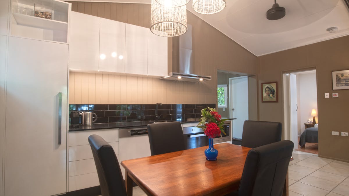 Bungalow: Kitchen