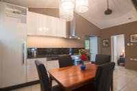 Bungalow: Kitchen