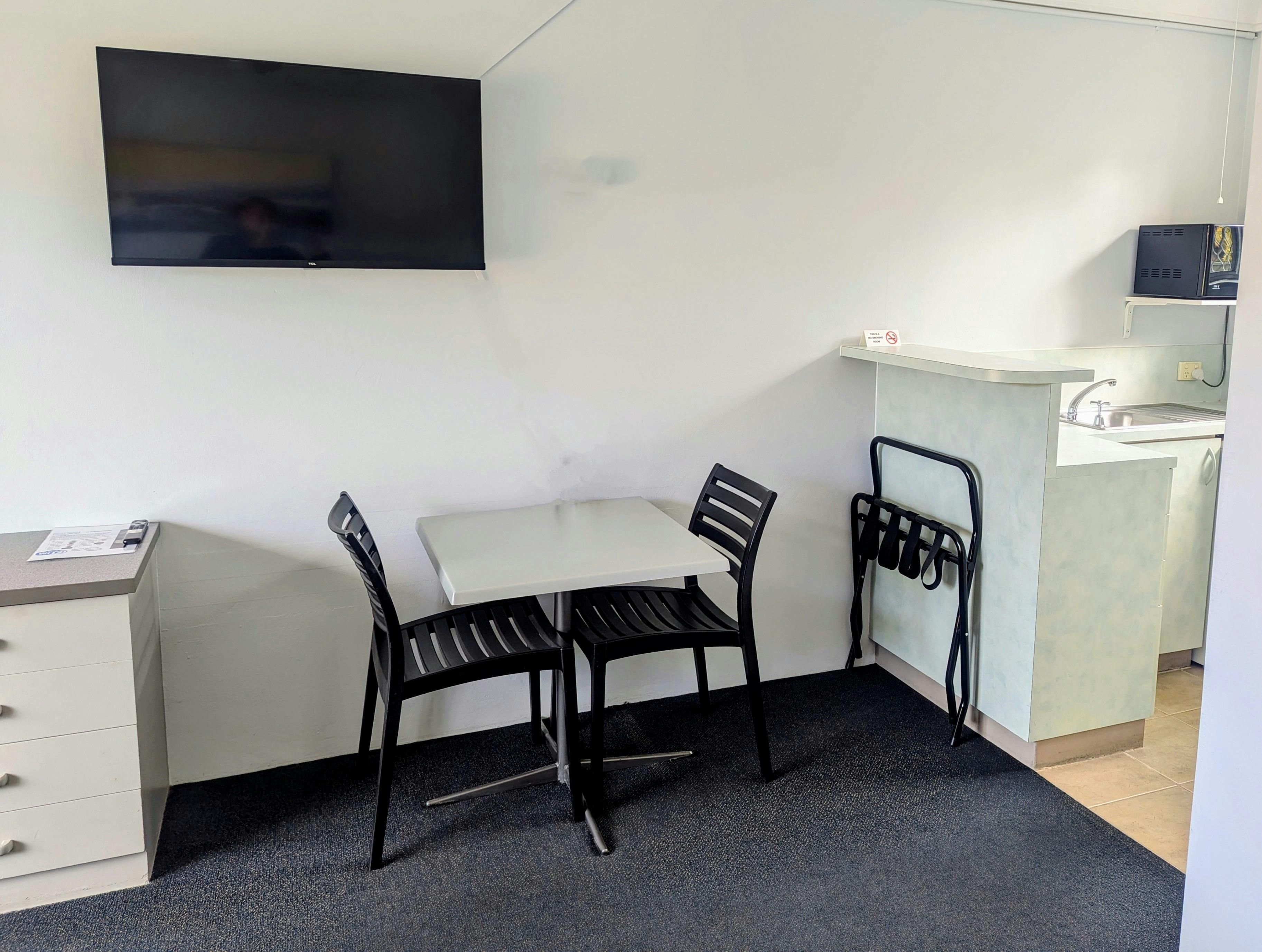 Queen Room dining area