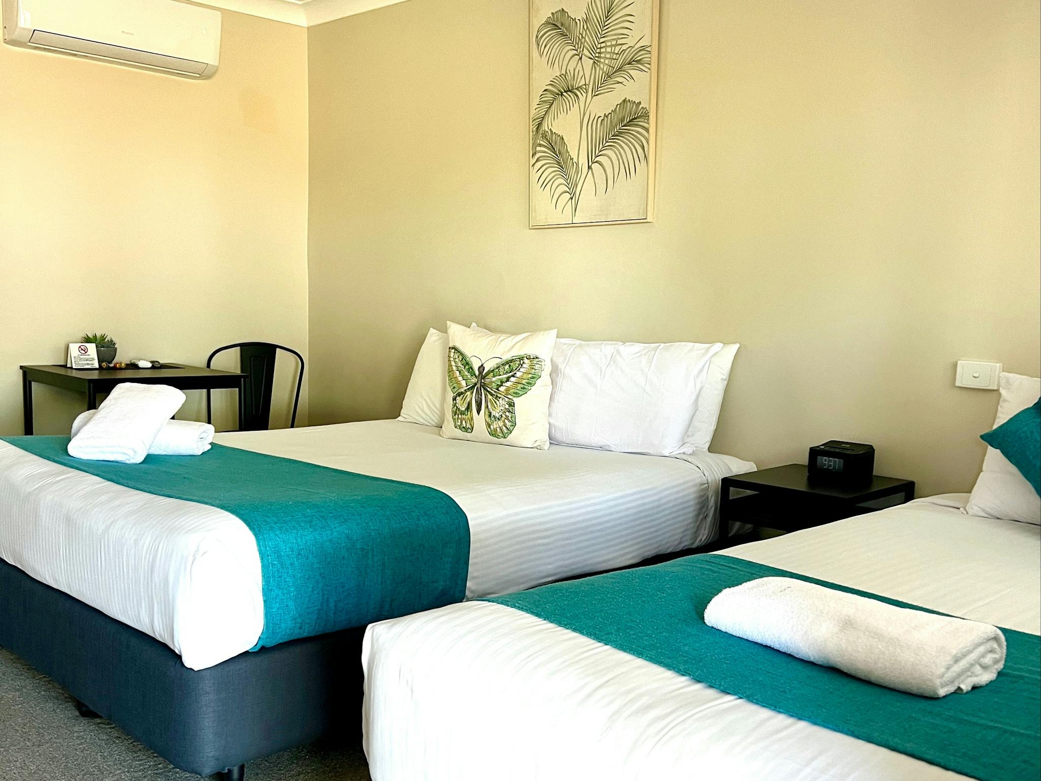 Double beds, Willowbank Motel Double beds, Willowbank Motel