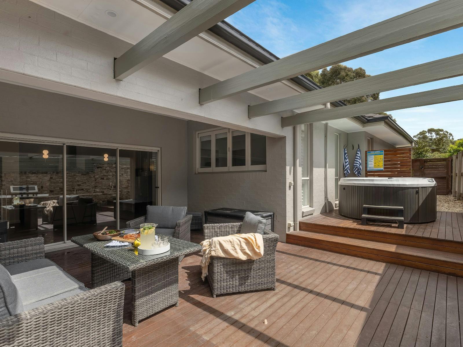 Hunter Retreat outdoor alfresco area and spa