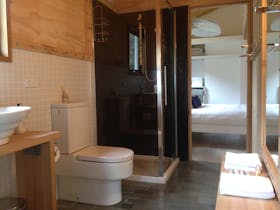 Driftwood Bay of Fires - Bathroom