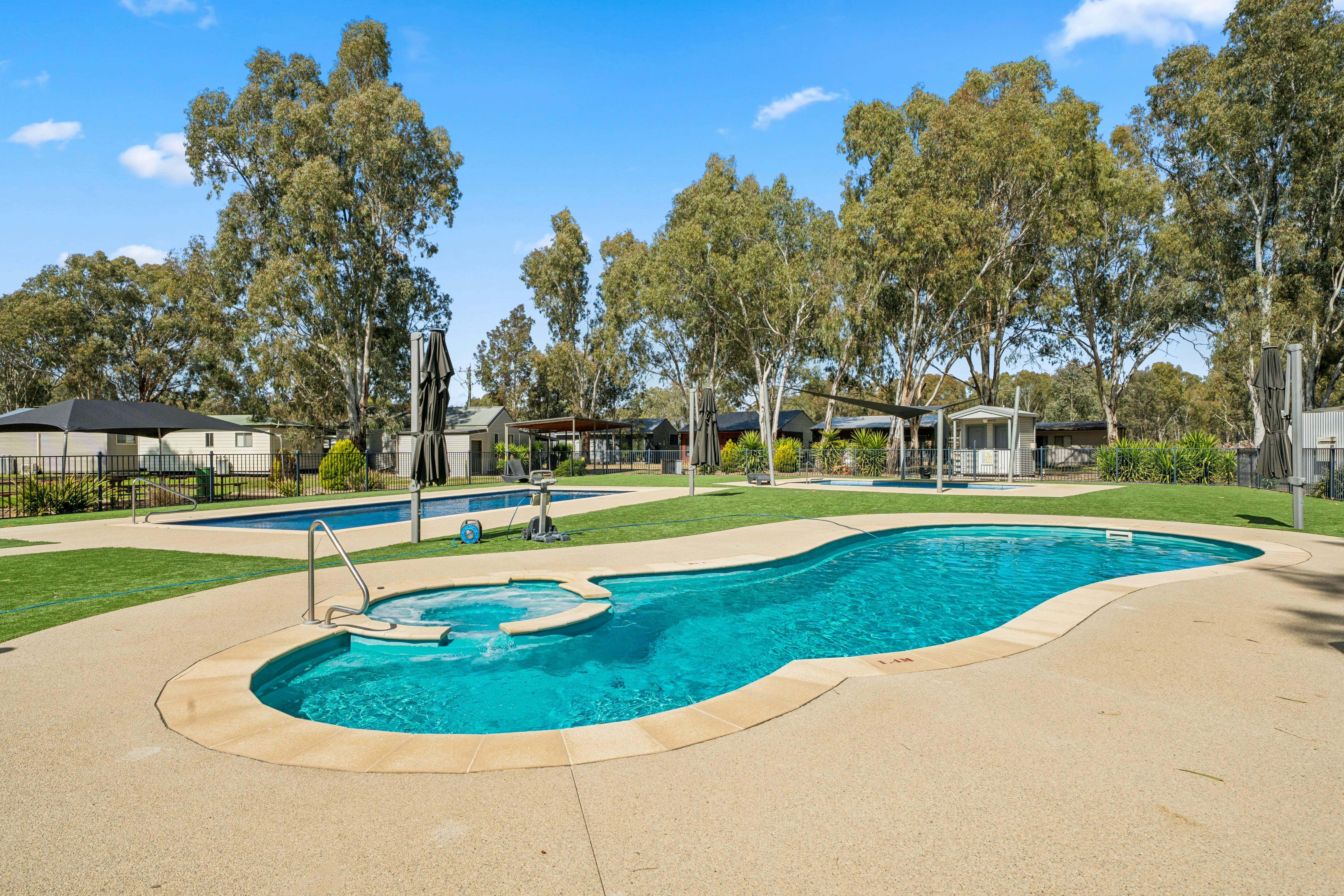 인지니아 홀리데이 머레이 벤드 풀