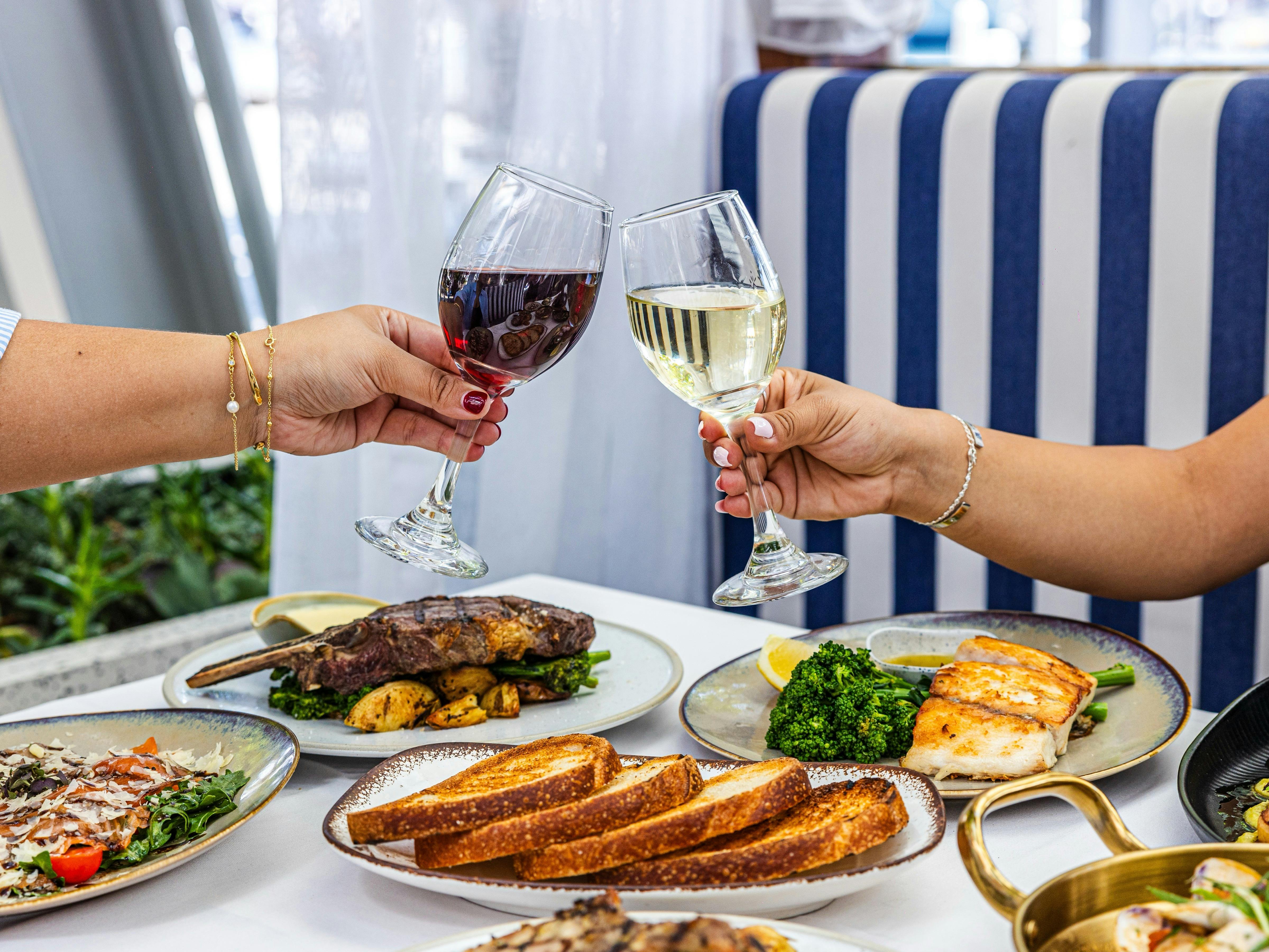 Jordons Seafood King St Wharf에서 식사하세요