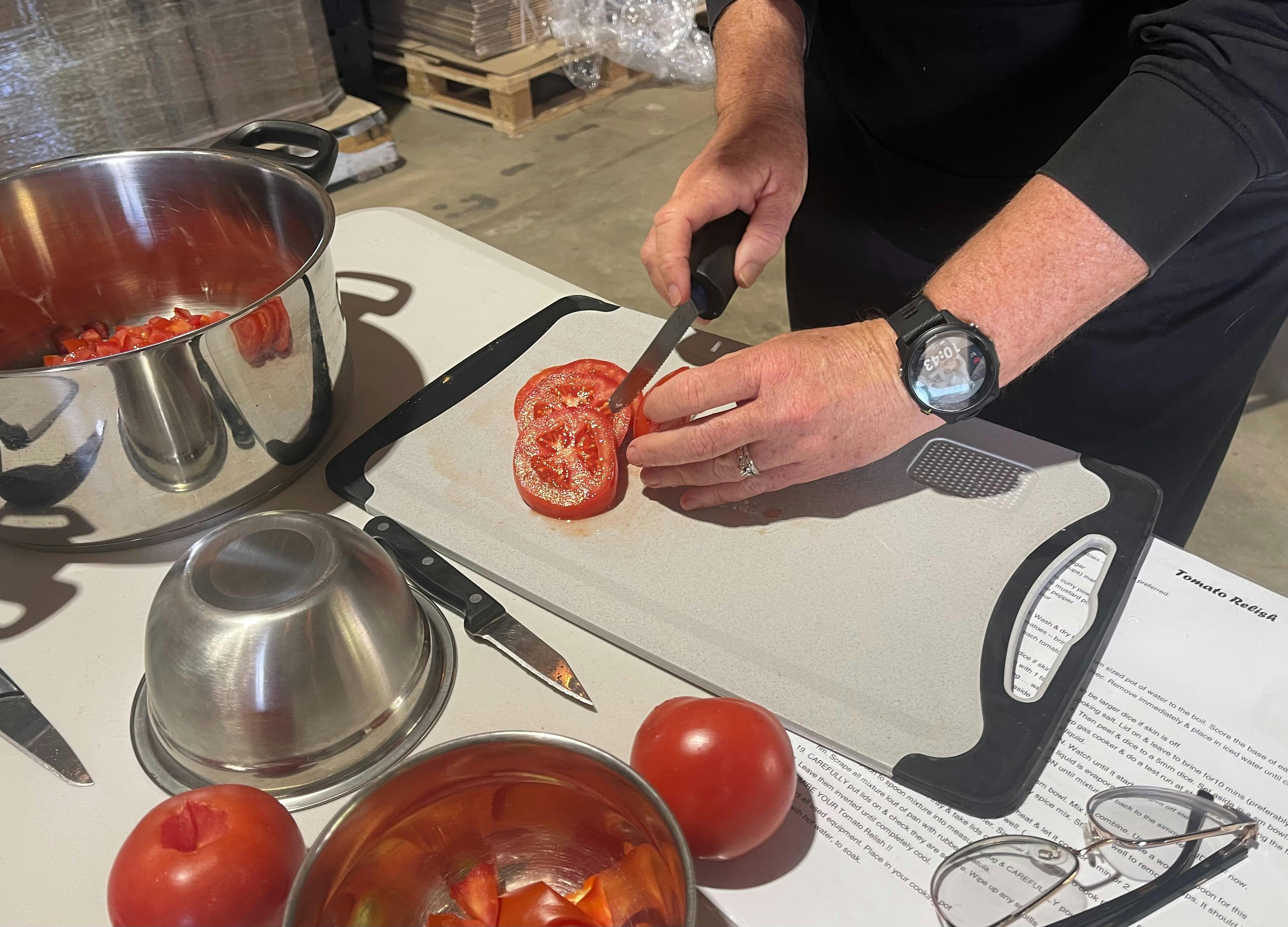 Dicing tomatoes