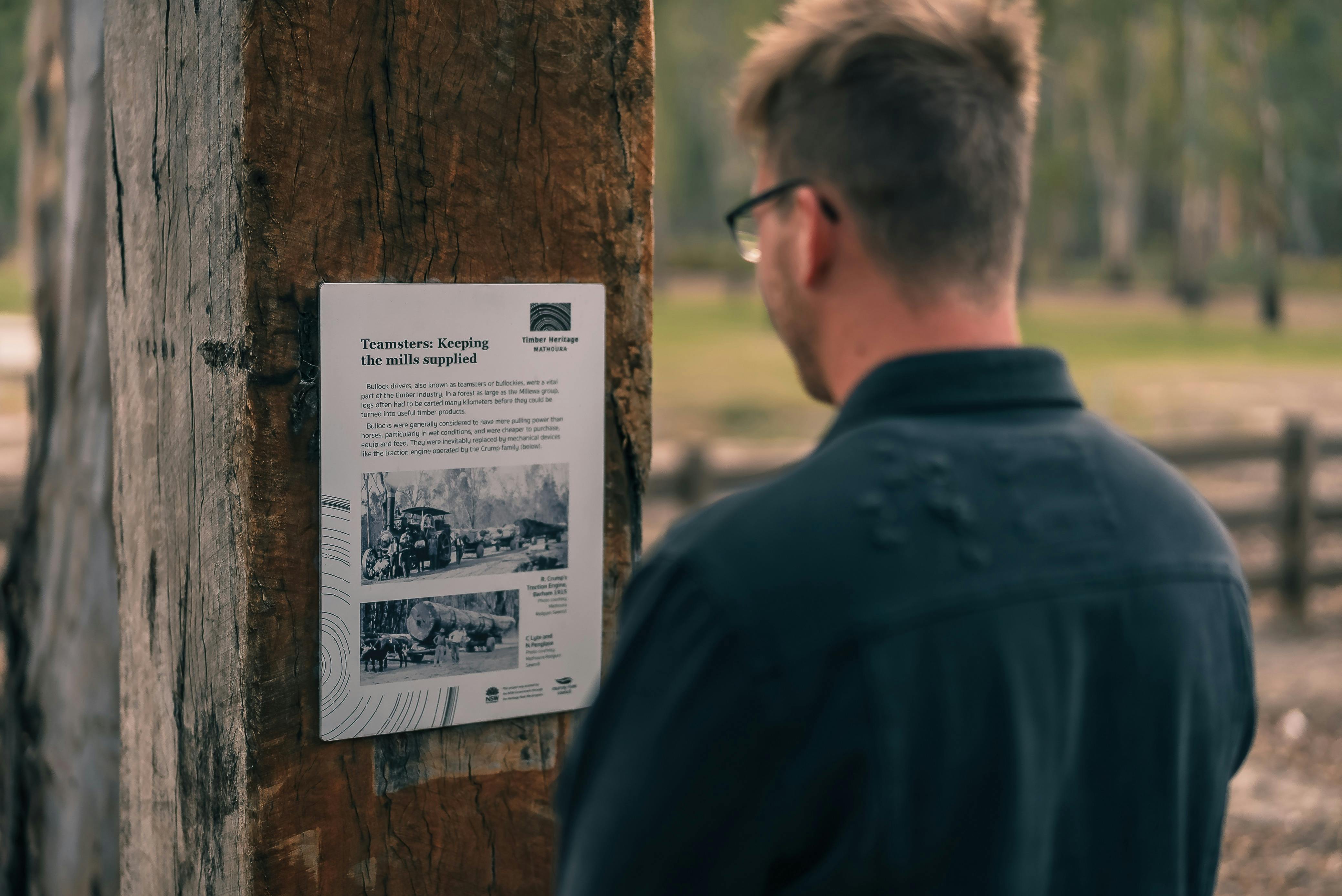 情報パネルを読んでいる男