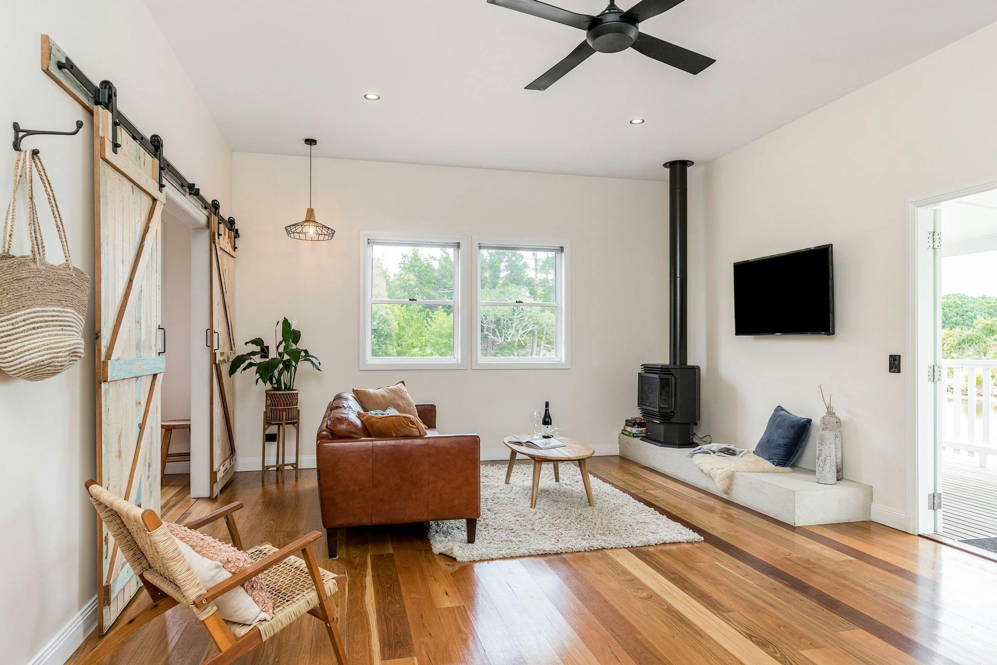 소박한 럭셔리한 신혼여행 커플의 휴가. 벽난로 편안하고 아늑합니다. 농장의 멋진 전망