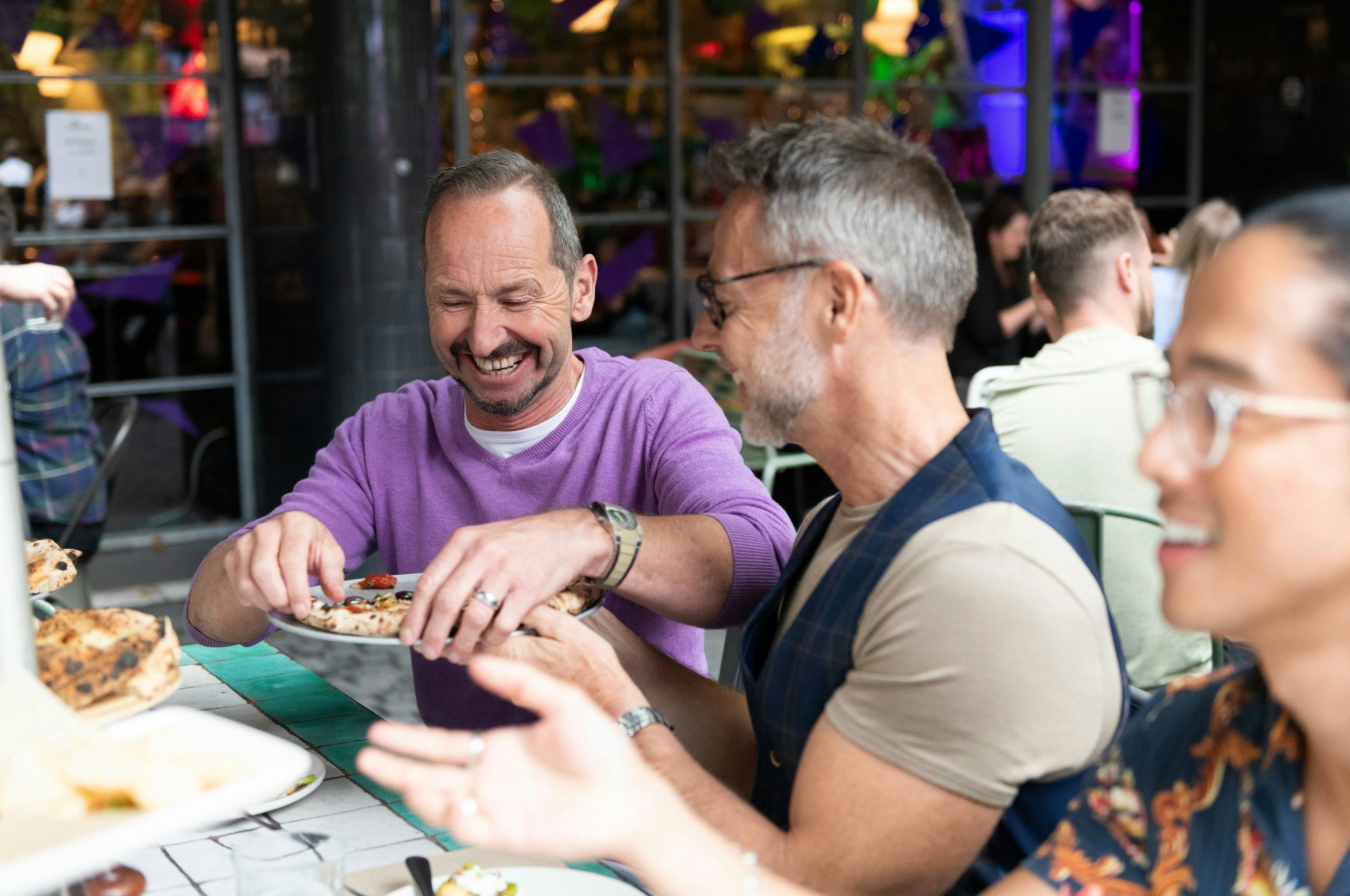 夫婦在薩里山 The Beresford 與朋友一起享用美食和飲料