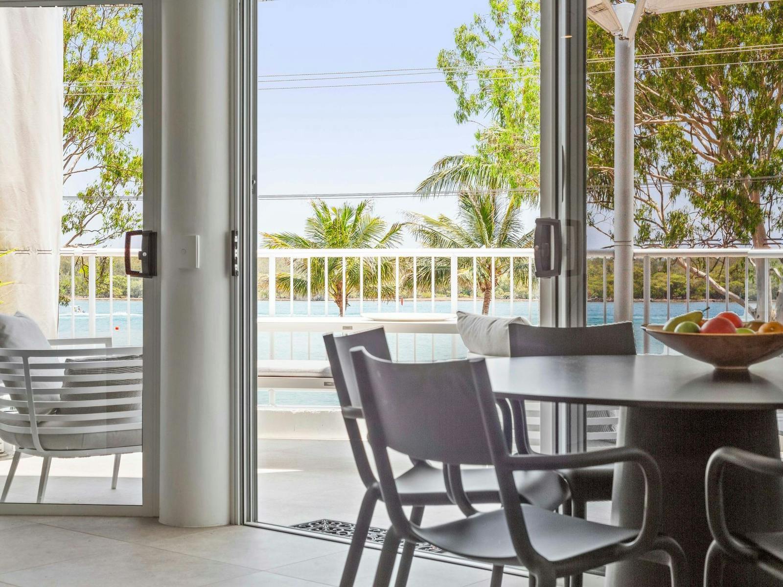 Amazing River views, Catch the Noosa ferry to Hastings street, beach, shop or dine. Amazing River views, Catch the Noosa ferry to Hastings street, beach, shop or dine.