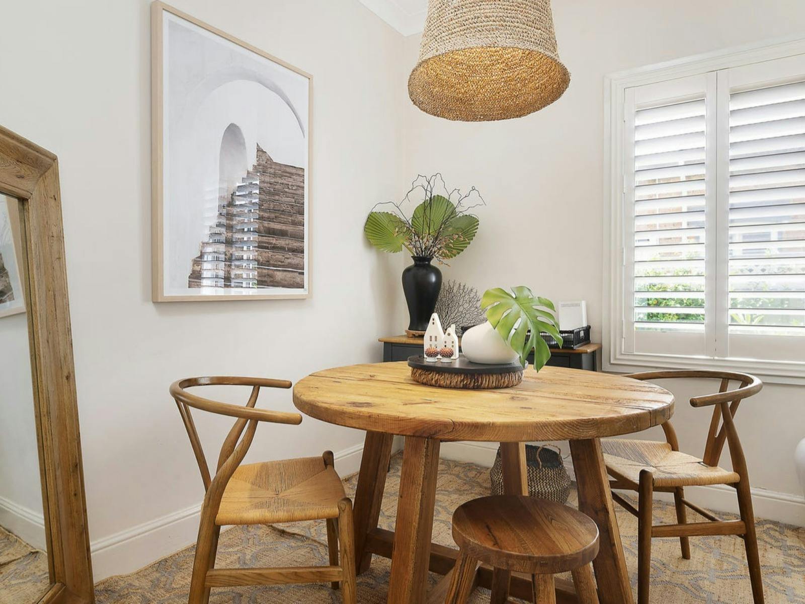 4人用の美しい木製のダイニングテーブルと椅子