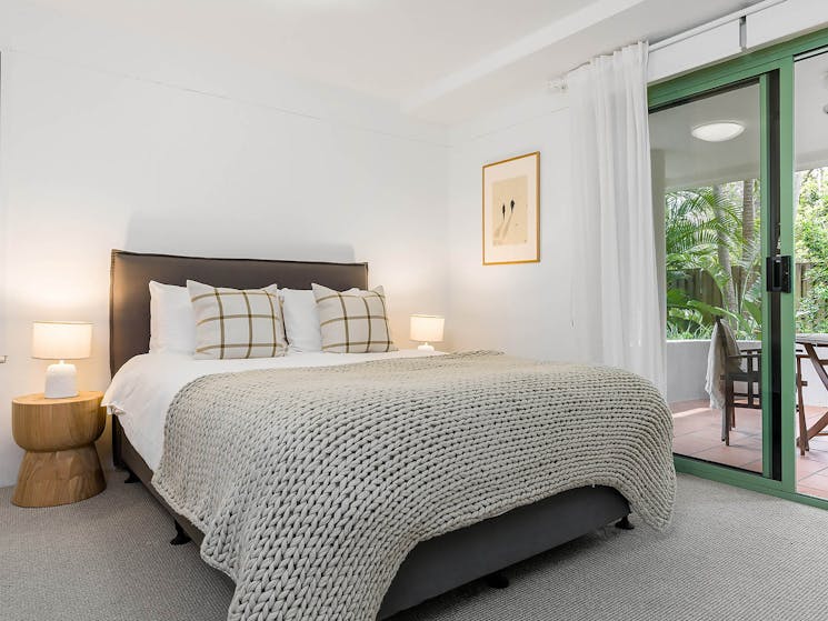 Apartment 2 Surfside - Byron Bay - Master Bedroom b