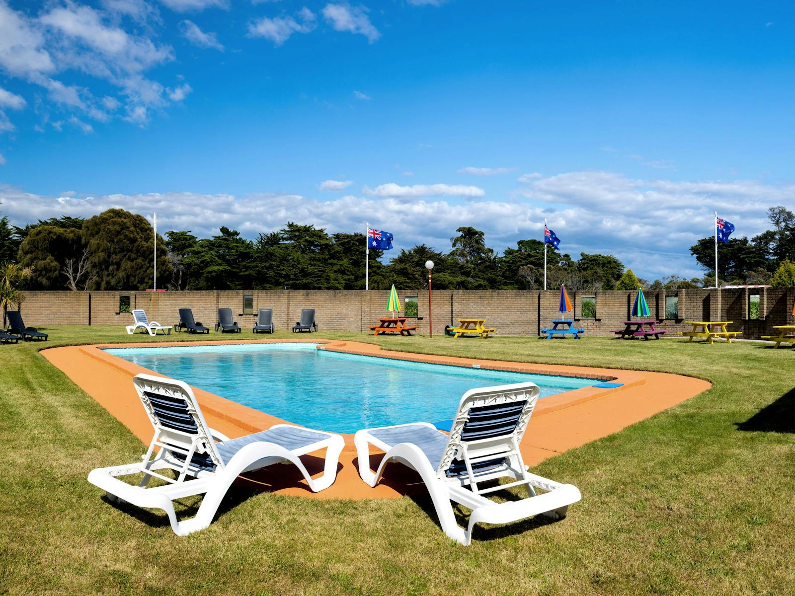 Pool(Open from last week of Dec to March Long weekend))