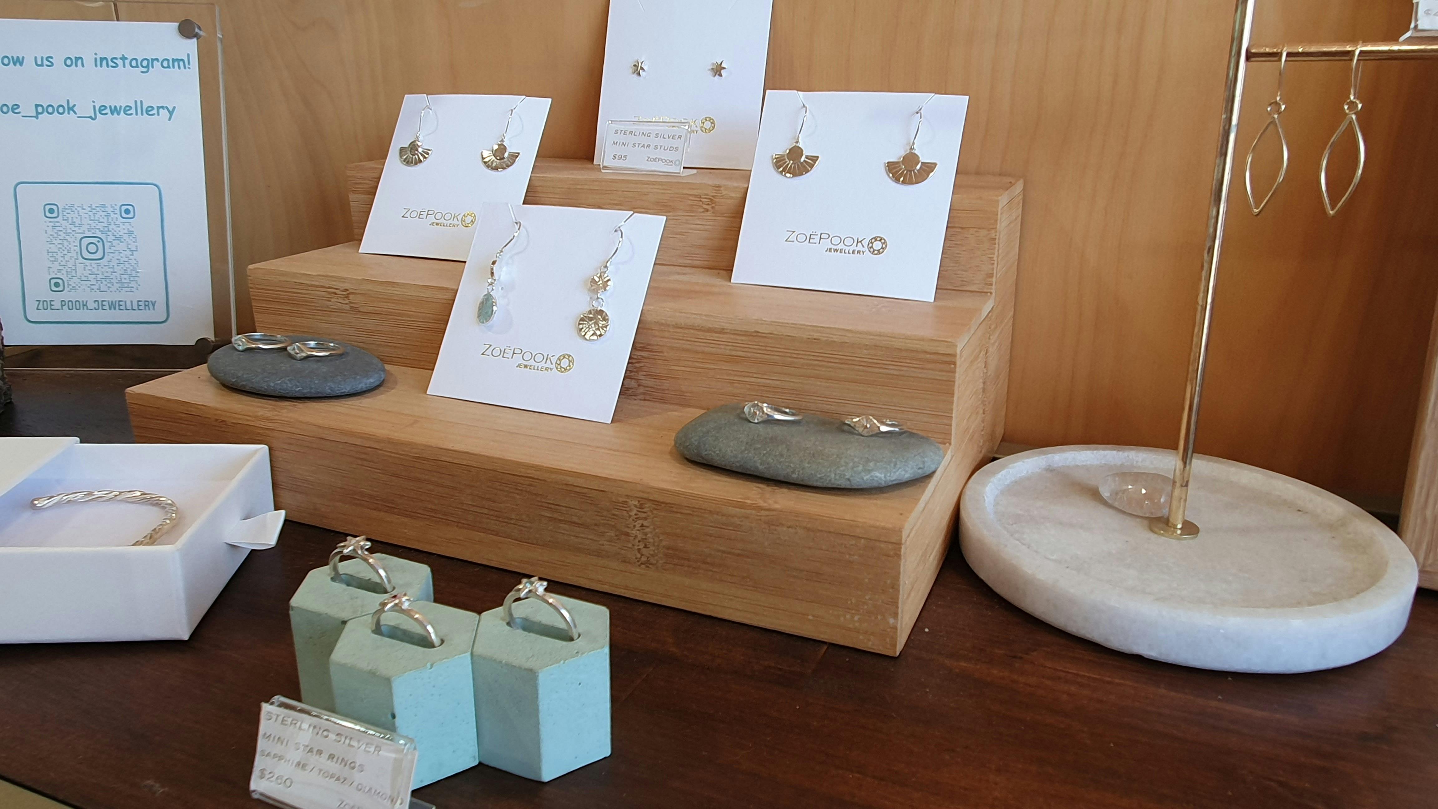 摆放在木架上的珠宝首饰，包括耳环和戒指。