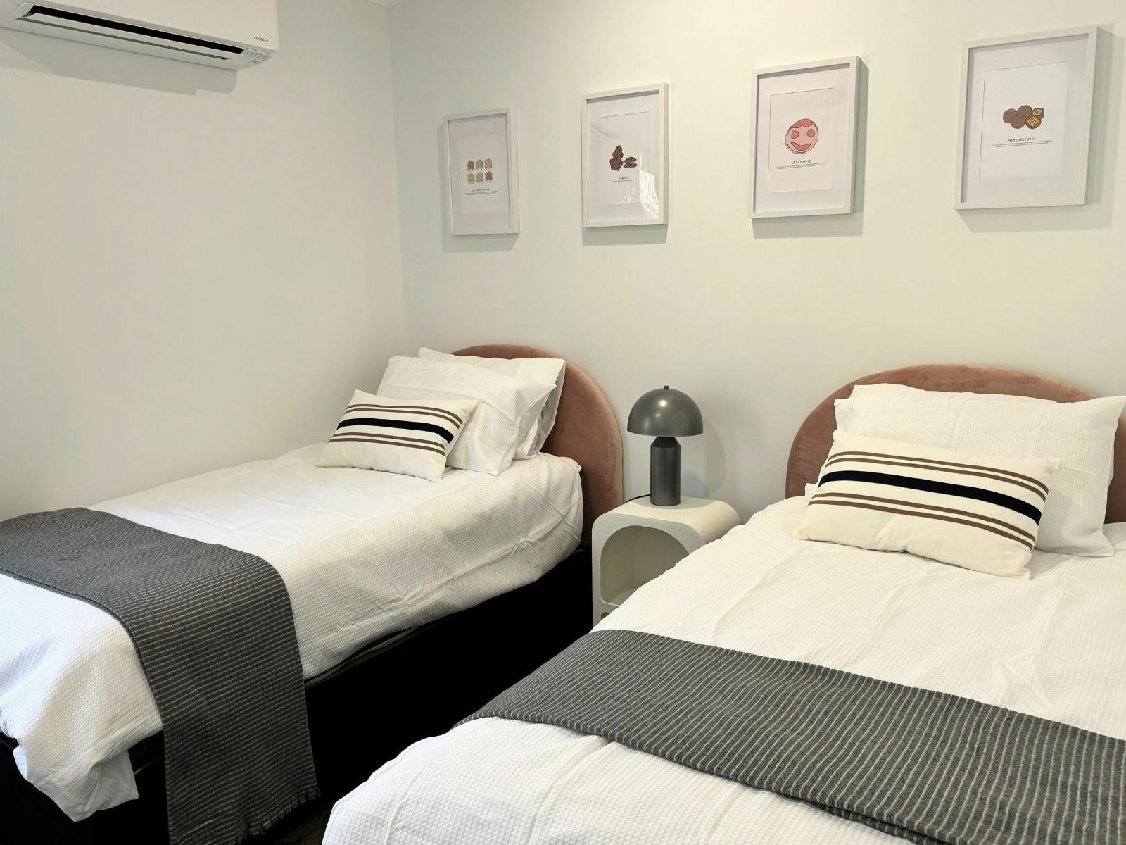 Cabin 4 Bedroom 2 - single beds x 2