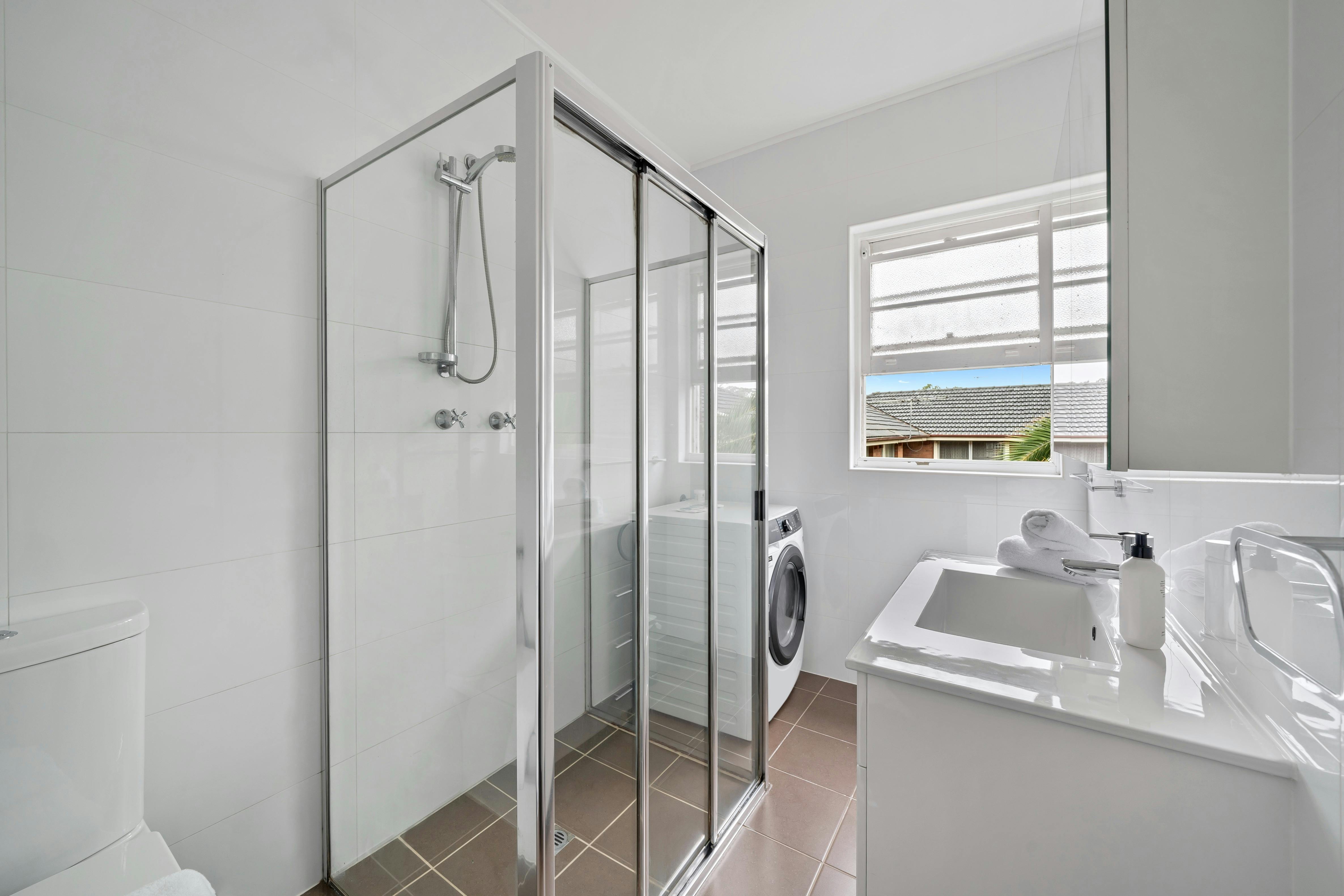 现代化的浴室配有淋浴、洗衣设施，并可透过窗户享受自然光。