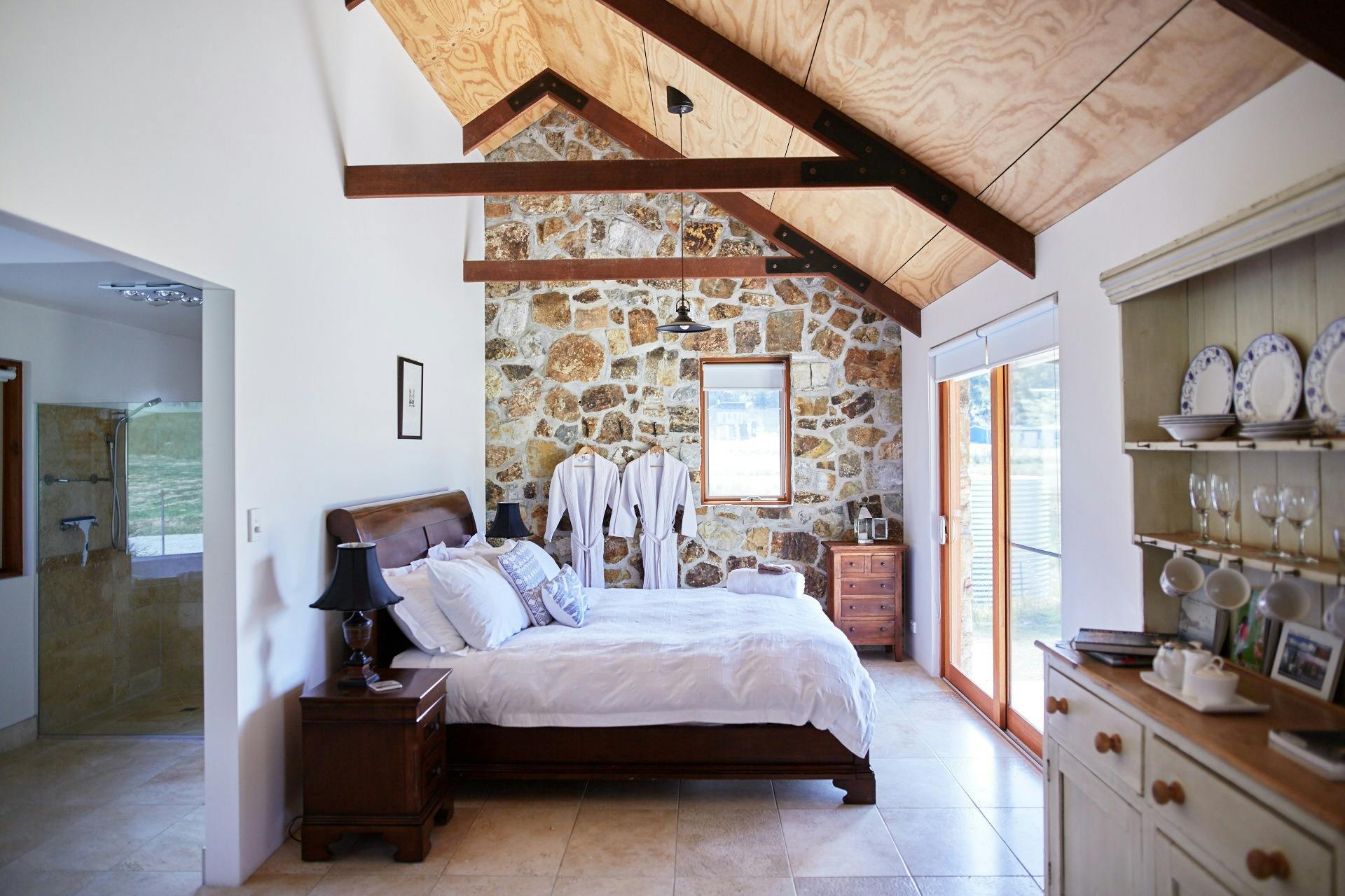 With king size bed, goose down quilts and open plan kitchen, dining, bedroom and spa bath