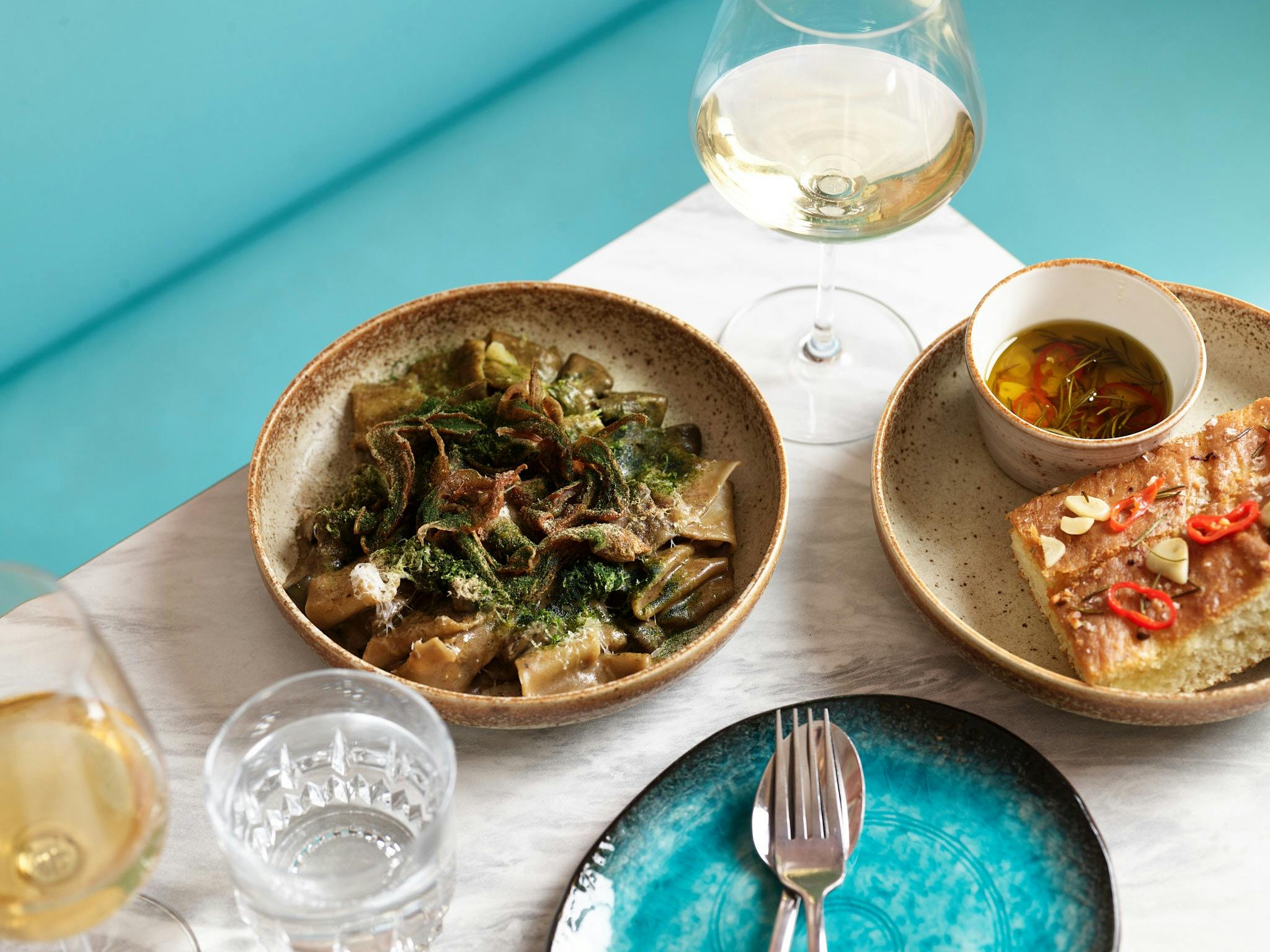 美味的義大利寬麵條，混合蘑菇、豐富的牛肝菌和磨碎的帕瑪森起司