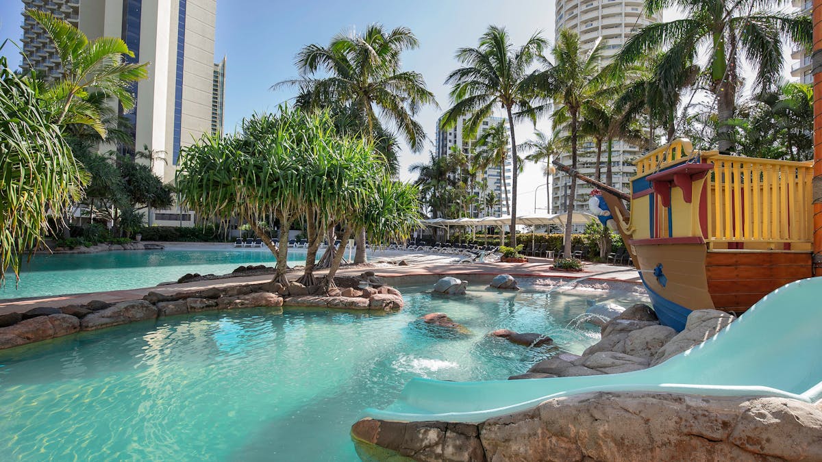 Mantra Crown Towers - Swimming Pool